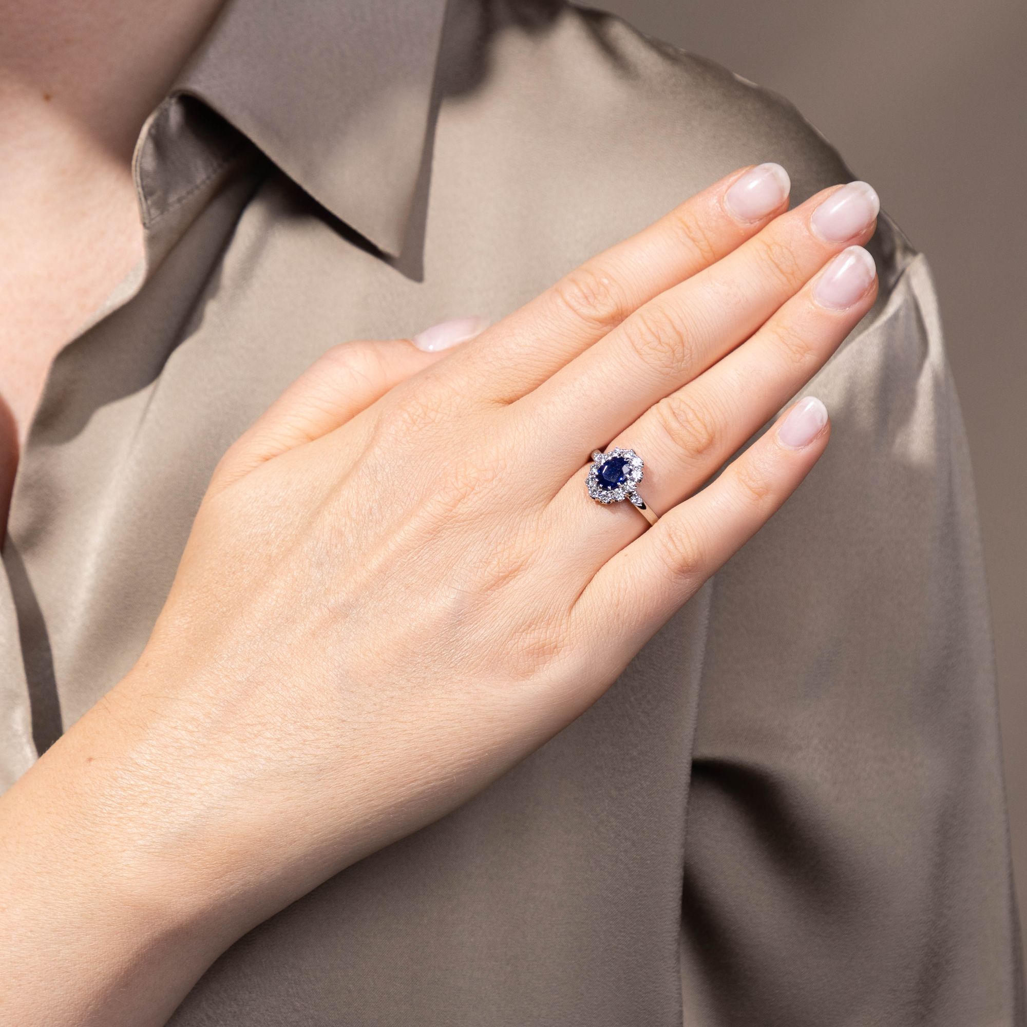 Eleganter Ring mit unbehandeltem Saphir & Brillanten in Platin, aus unserer Werkstatt Eleganter Ring mit unbehandeltem Saphir & Brillanten in Platin, aus unserer Werkstatt