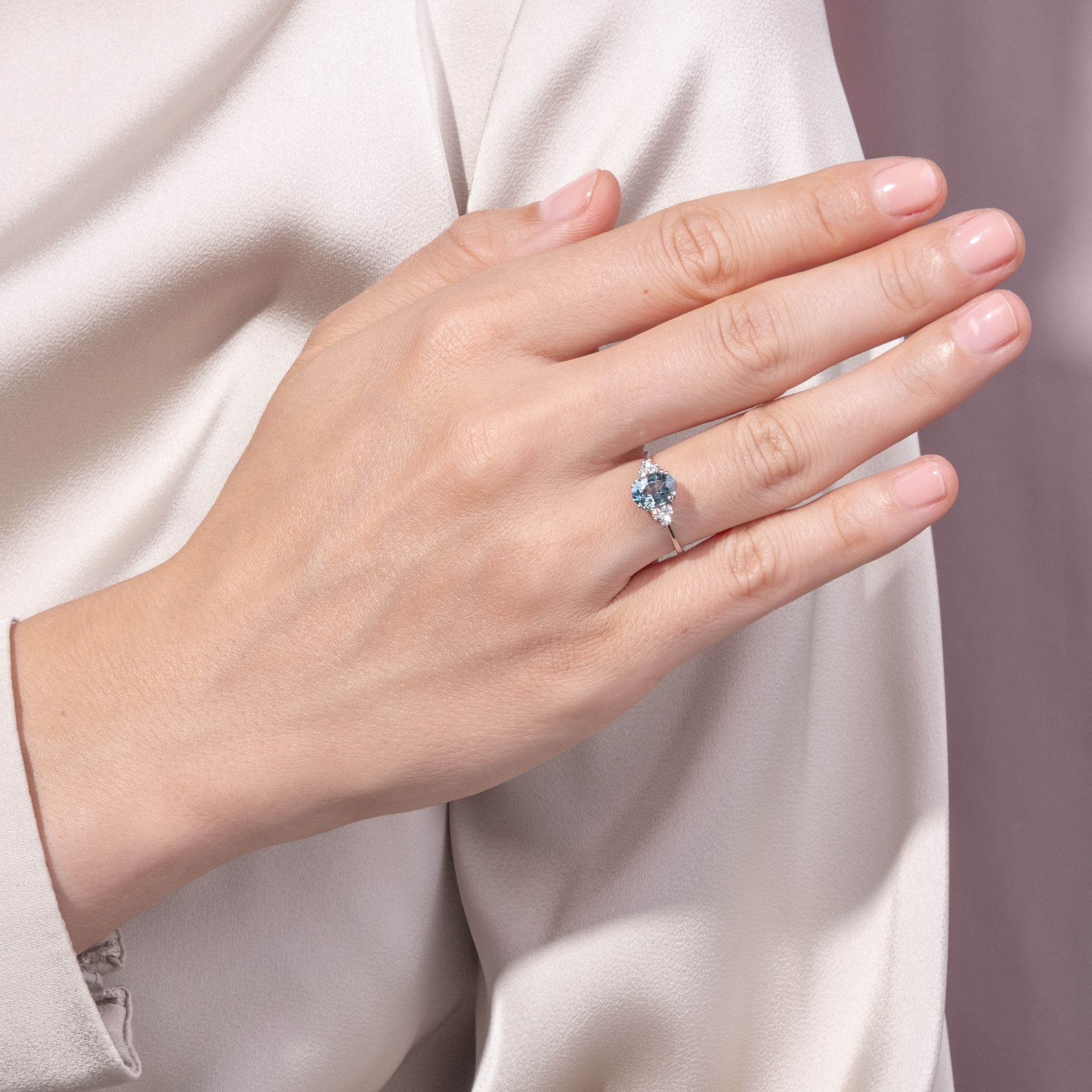 Zarter Ring mit Teal Saphir & Diamanten in Platin, aus unserer Werkstatt Zarter Ring mit Teal Saphir & Diamanten in Platin, aus unserer Werkstatt
