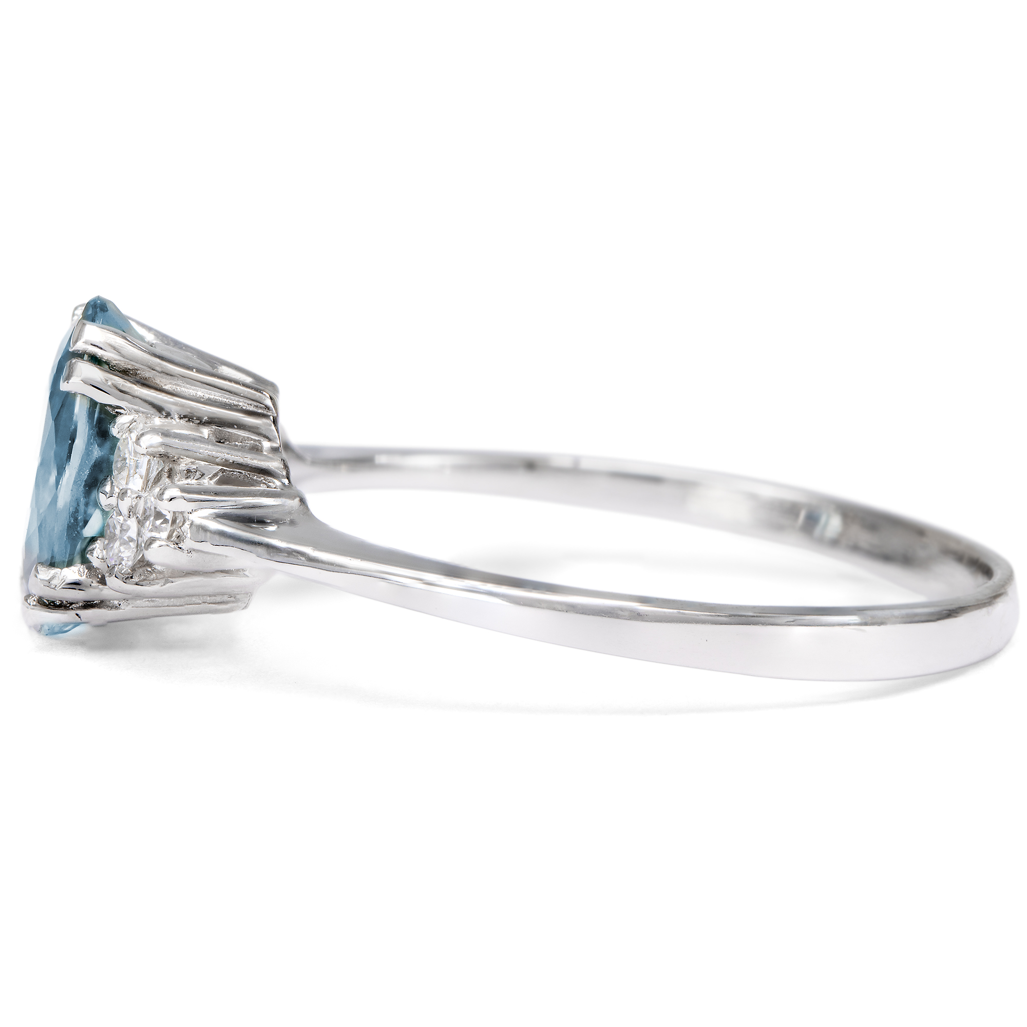 Zarter Ring mit Teal Saphir & Diamanten in Platin, aus unserer Werkstatt Zarter Ring mit Teal Saphir & Diamanten in Platin, aus unserer Werkstatt