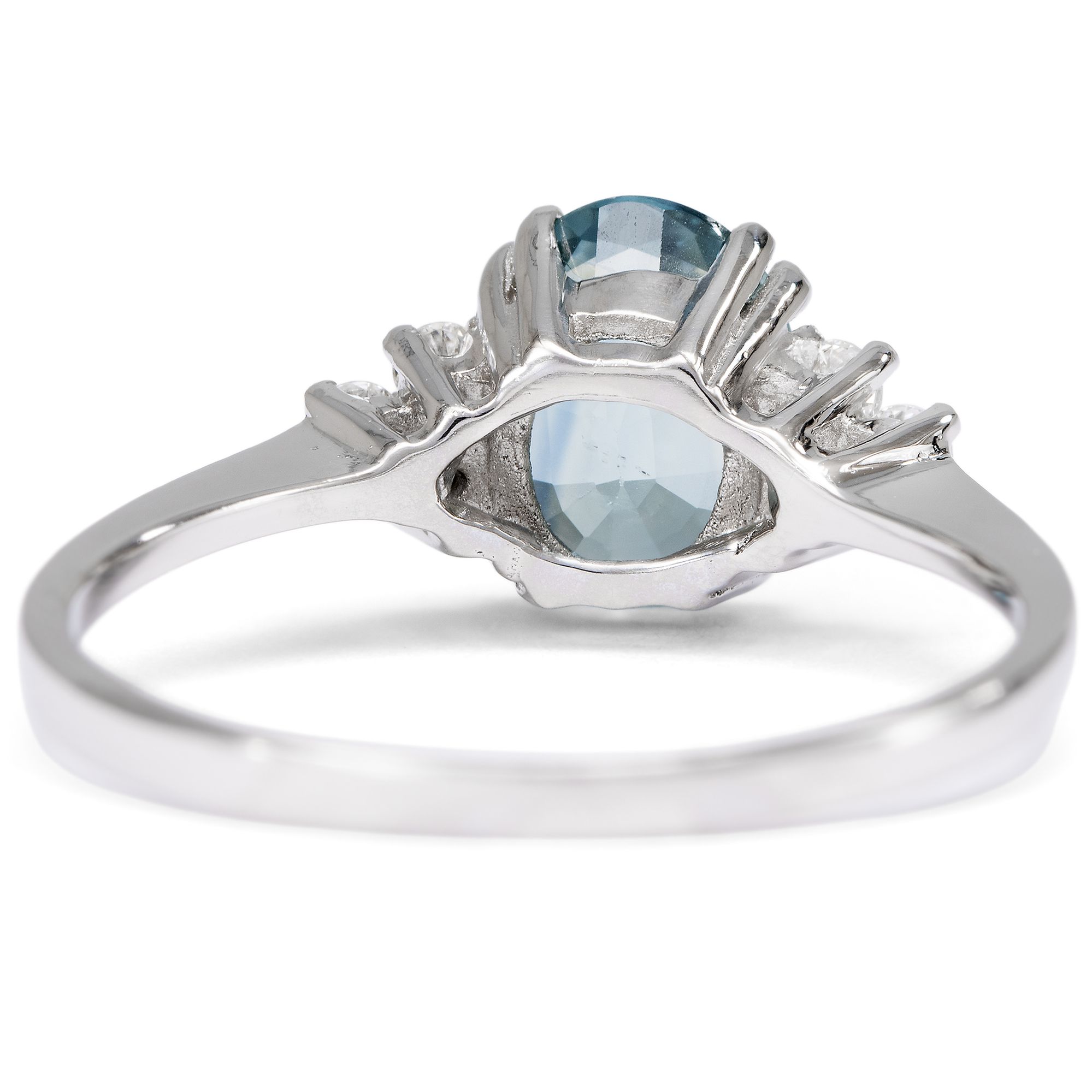 Zarter Ring mit Teal Saphir & Diamanten in Platin, aus unserer Werkstatt Zarter Ring mit Teal Saphir & Diamanten in Platin, aus unserer Werkstatt