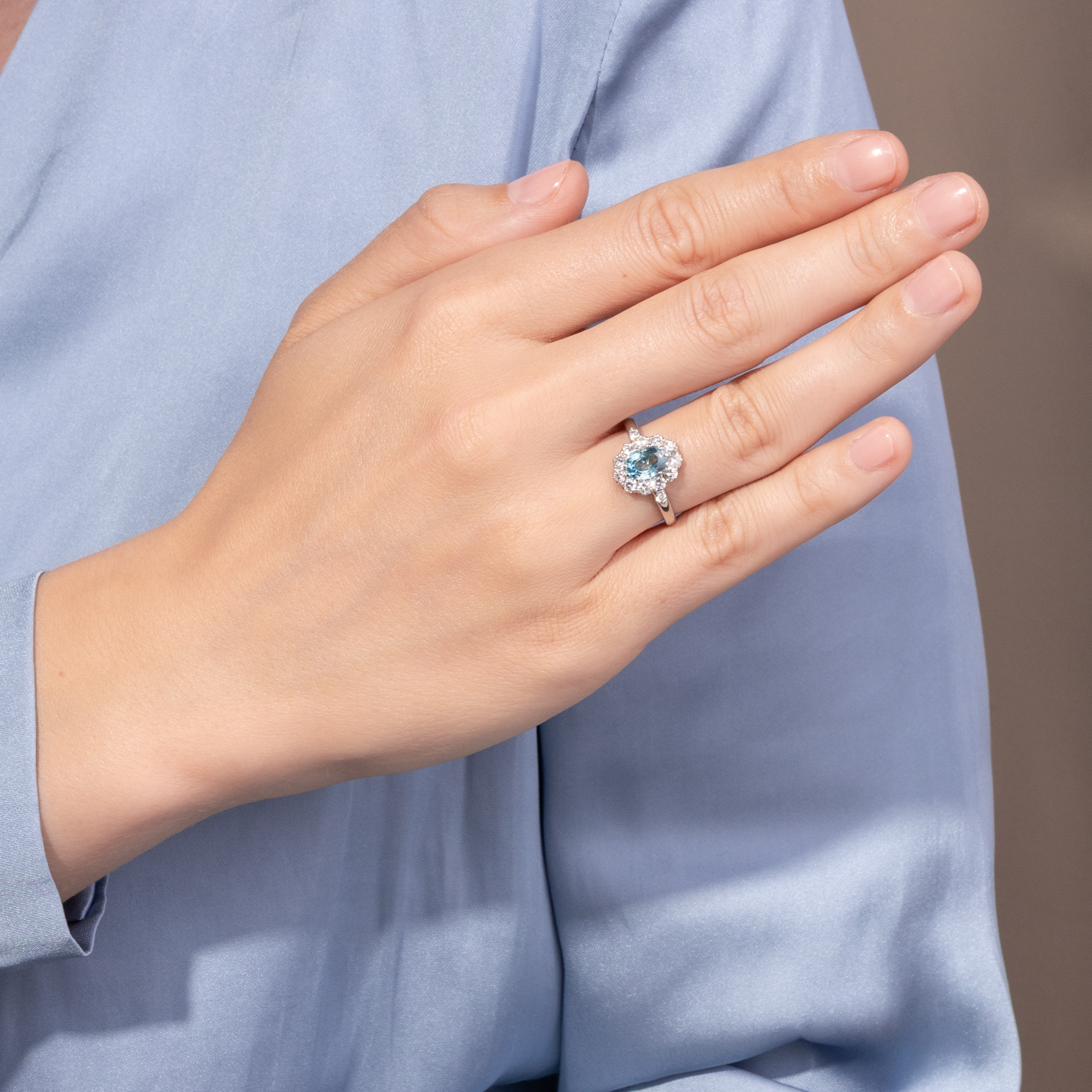 Eleganter Ring mit natürlichem Zirkon & Brillanten in Platin, aus unserer Werkstatt Eleganter Ring mit natürlichem Zirkon & Brillanten in Platin, aus unserer Werkstatt