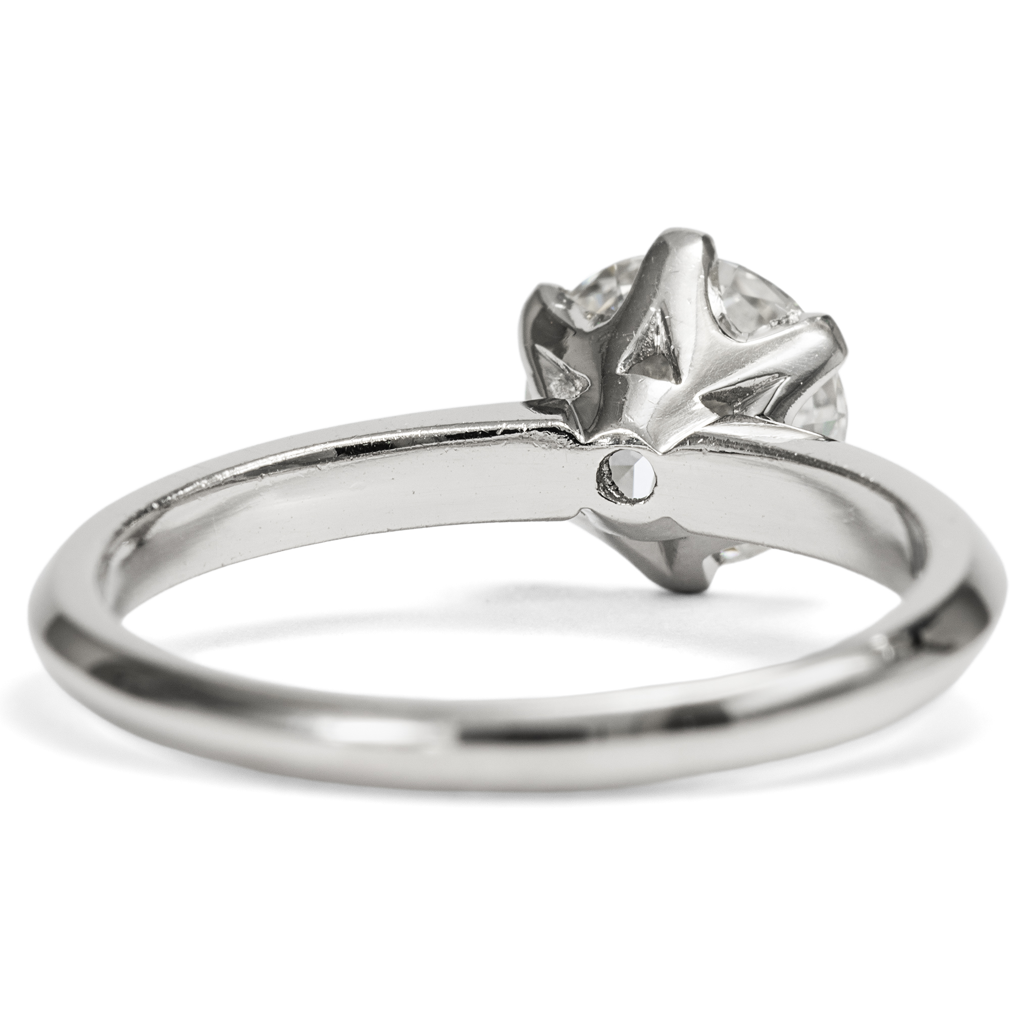 Klassischer Verlobungsring mit 1,30 ct Vintage-Brillant in Platin, aus unserer Werkstatt Klassischer Verlobungsring mit 1,30 ct Vintage-Brillant in Platin, aus unserer Werkstatt