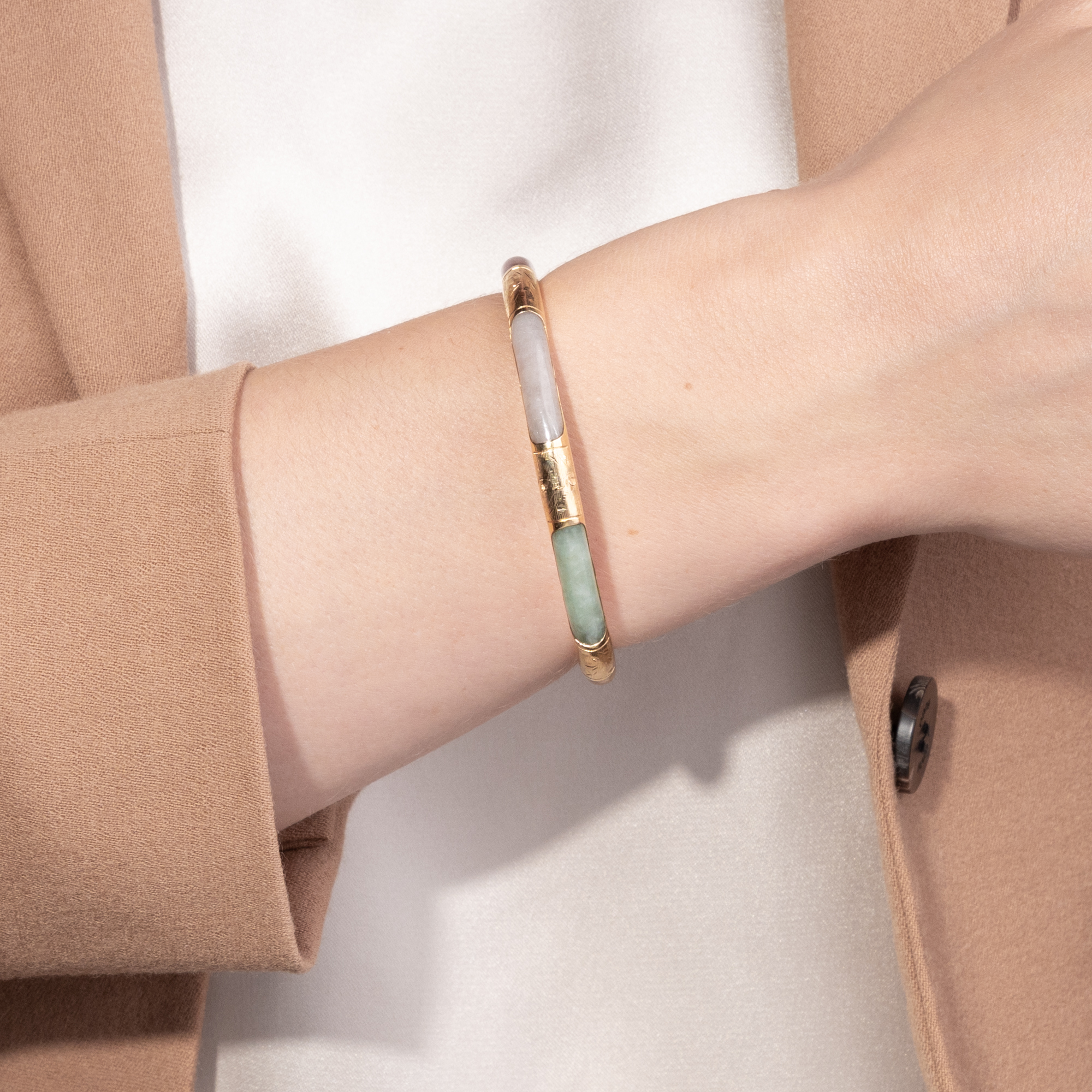 Schöner vintage Armreif mit verschiedenfarbiger Jade in Gold, um 1970 Schöner vintage Armreif mit verschiedenfarbiger Jade in Gold, um 1970
