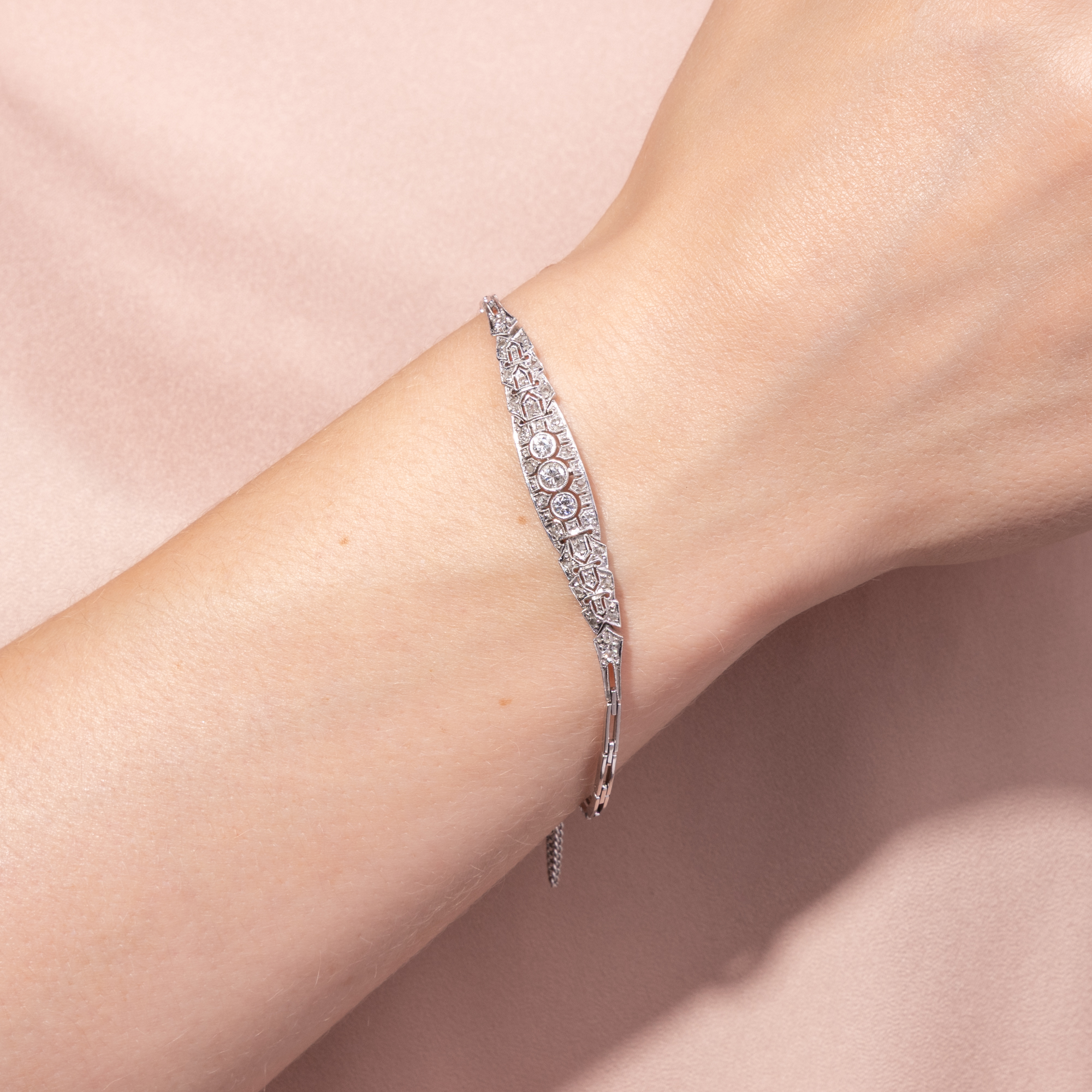 Elegant Bracelet with Diamonds in White Gold and Platinum, circa 1930 Elegant Bracelet with Diamonds in White Gold and Platinum, circa 1930
