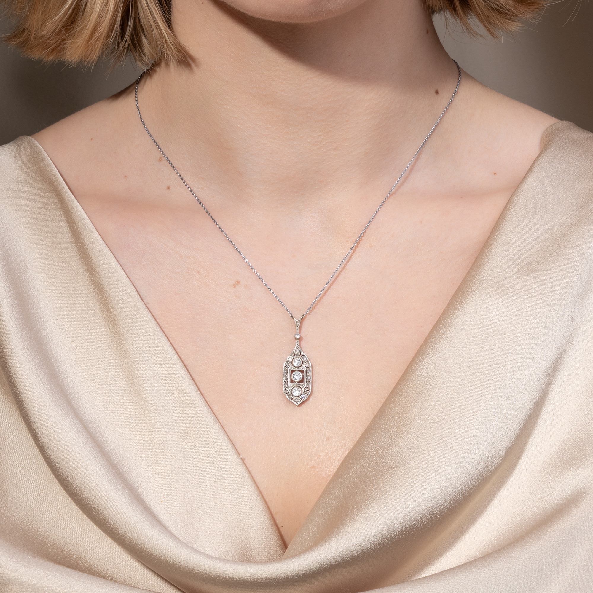Zartes Collier des Art Déco mit Diamanten in Platin & Weißgold, um 1925 Zartes Collier des Art Déco mit Diamanten in Platin & Weißgold, um 1925