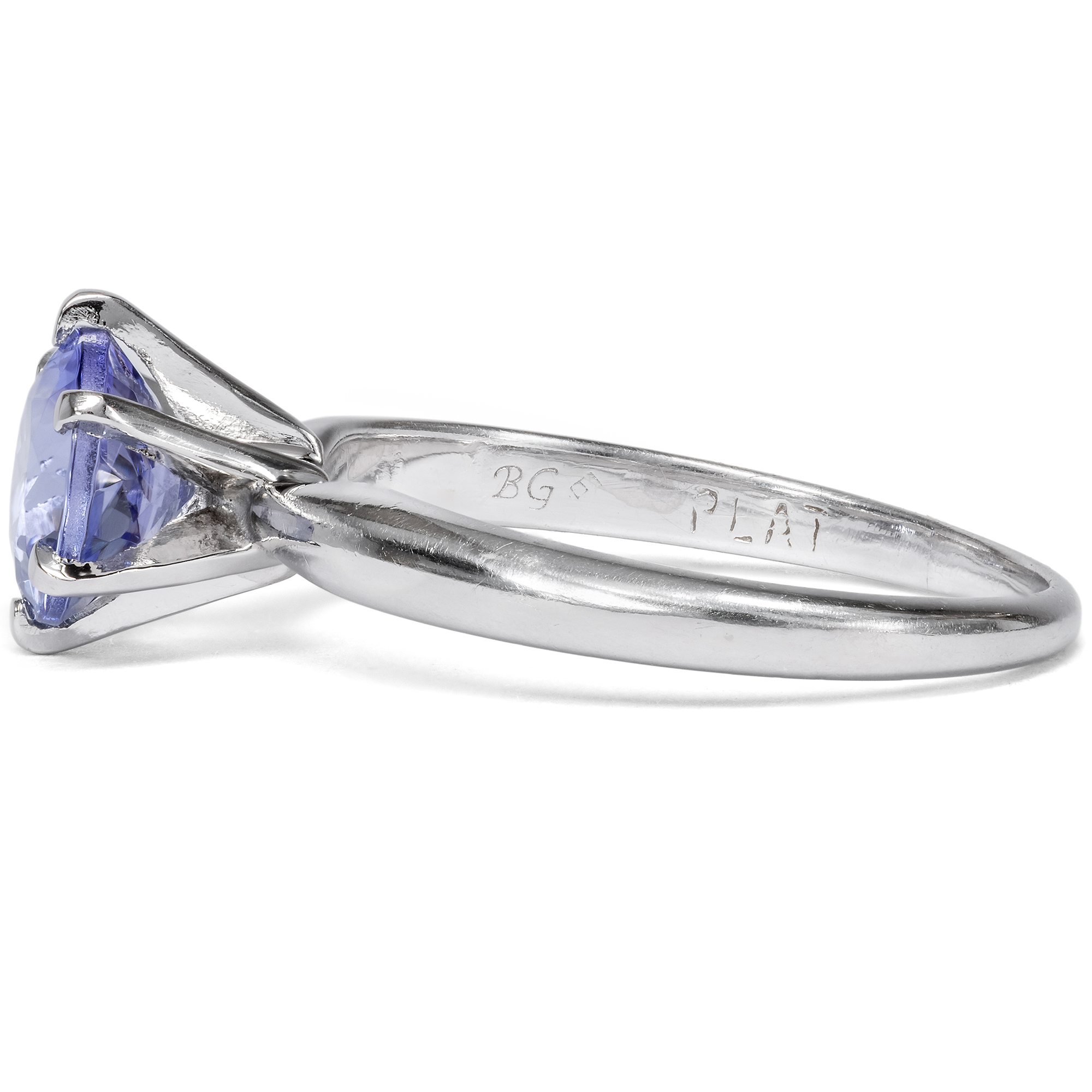Zeitloser Ring aus Platin mit Tansanit-Solitär, um 1975 Zeitloser Ring aus Platin mit Tansanit-Solitär, um 1975
