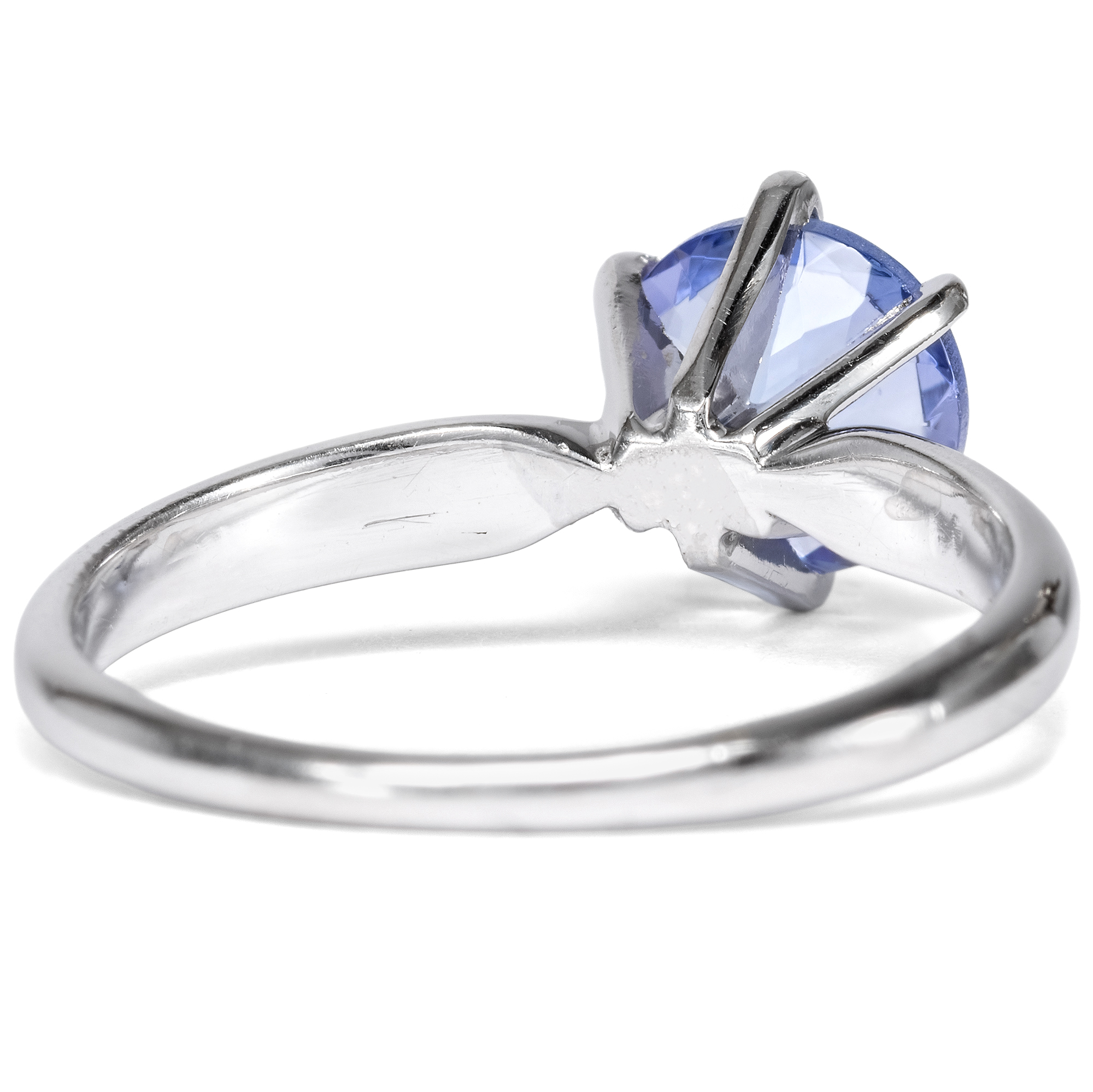 Zeitloser Ring aus Platin mit Tansanit-Solitär, um 1975 Zeitloser Ring aus Platin mit Tansanit-Solitär, um 1975