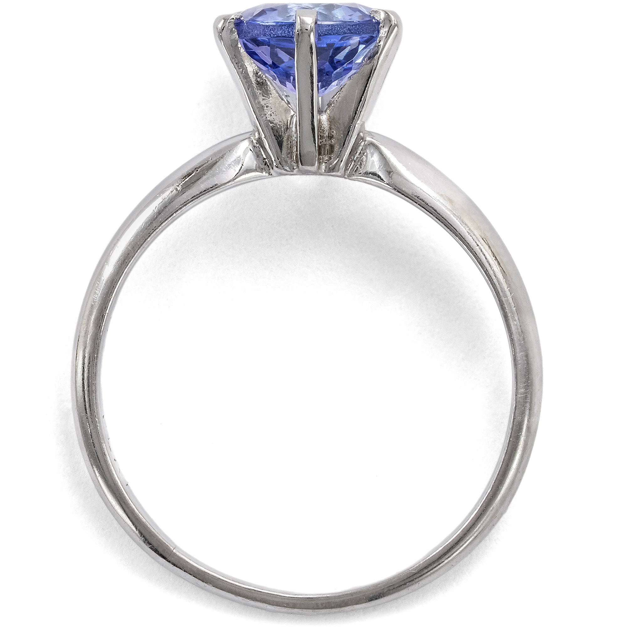 Zeitloser Ring aus Platin mit Tansanit-Solitär, um 1975 Zeitloser Ring aus Platin mit Tansanit-Solitär, um 1975