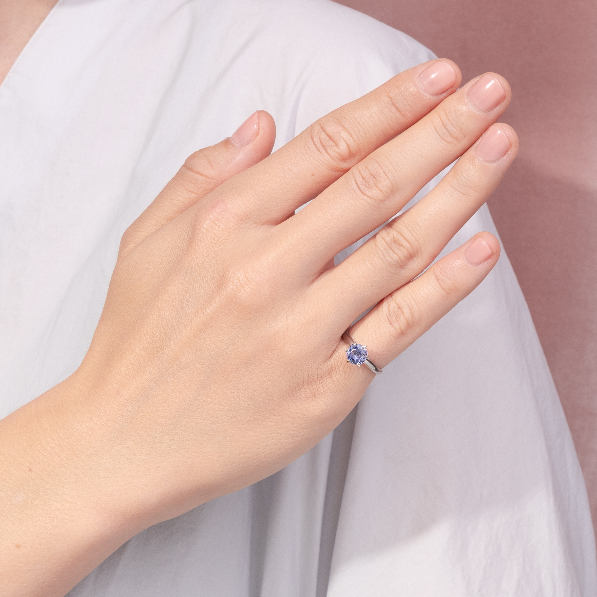 Zeitloser Ring aus Platin mit Tansanit-Solitär, um 1975 Zeitloser Ring aus Platin mit Tansanit-Solitär, um 1975