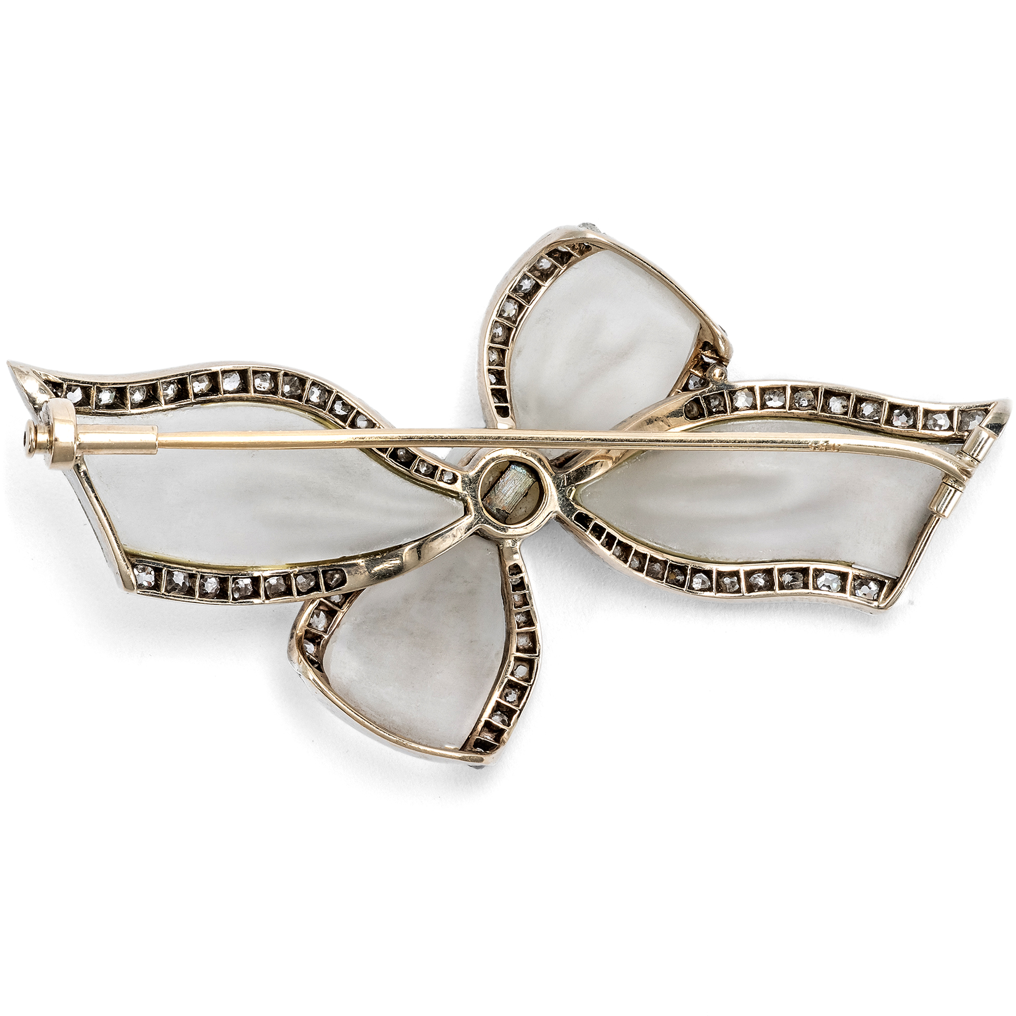 Elegante Schleifenbrosche aus Bergkristall, Diamanten und einer Orientperle, Deutschland um 1910 Elegante Schleifenbrosche aus Bergkristall, Diamanten und einer Orientperle, Deutschland um 1910