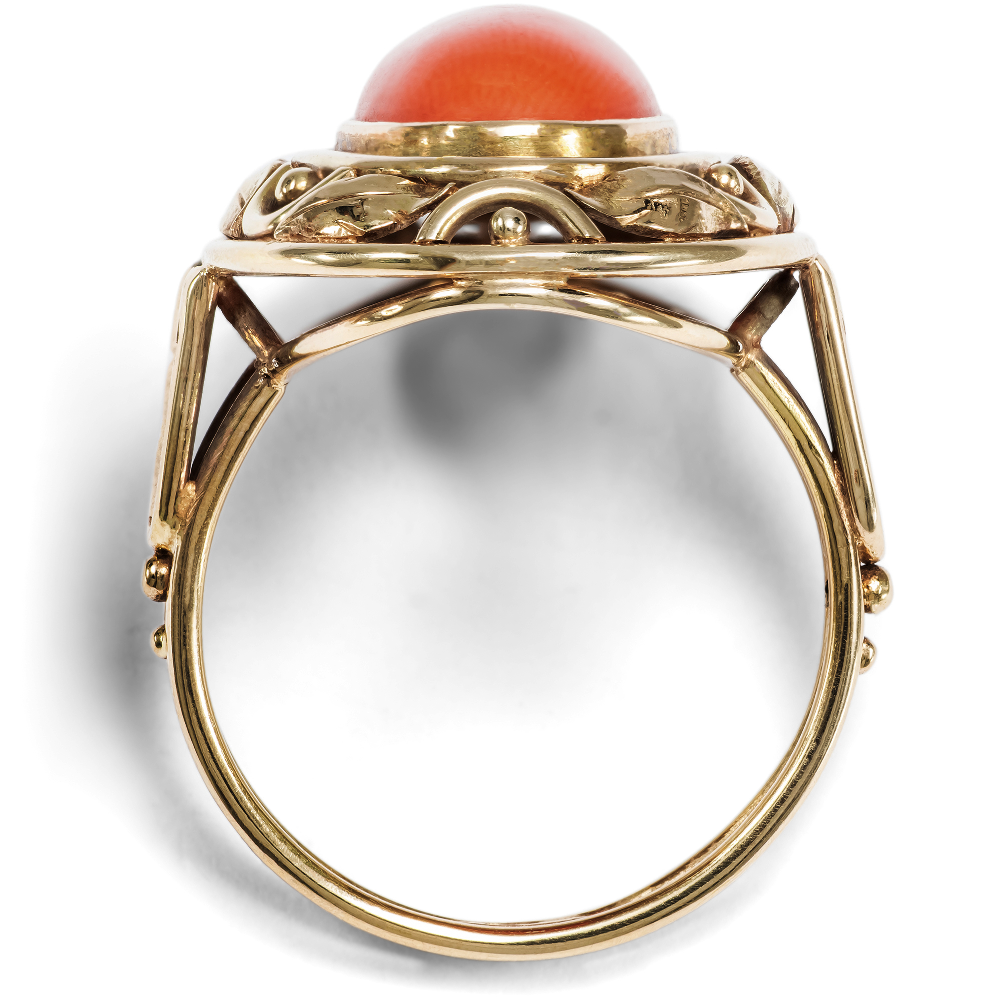 Großer Ring aus Rotgold mit einer Koralle aus dem Mittelmeer, Deutschland um 1930 Großer Ring aus Rotgold mit einer Koralle aus dem Mittelmeer, Deutschland um 1930