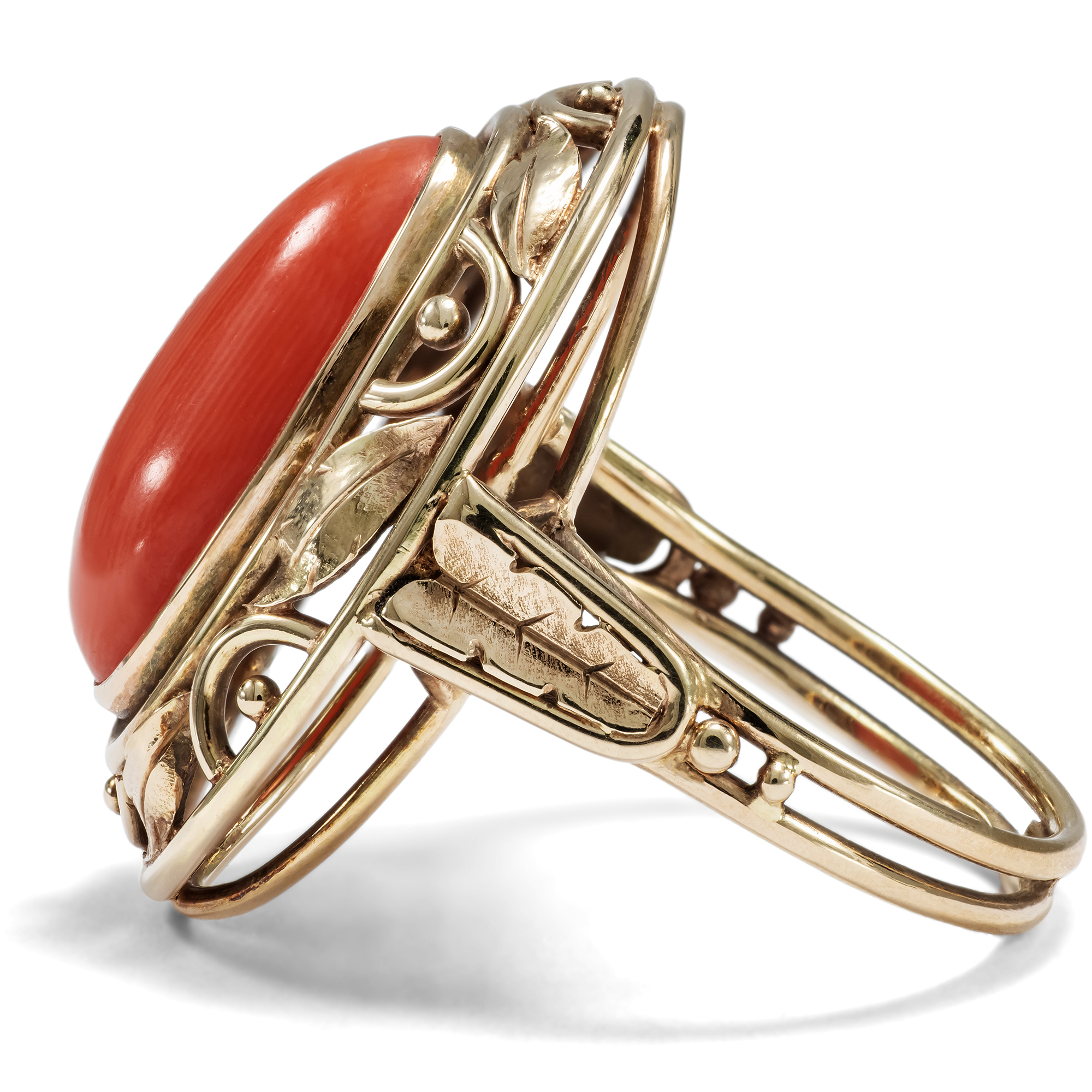 Großer Ring aus Rotgold mit einer Koralle aus dem Mittelmeer, Deutschland um 1930 Großer Ring aus Rotgold mit einer Koralle aus dem Mittelmeer, Deutschland um 1930