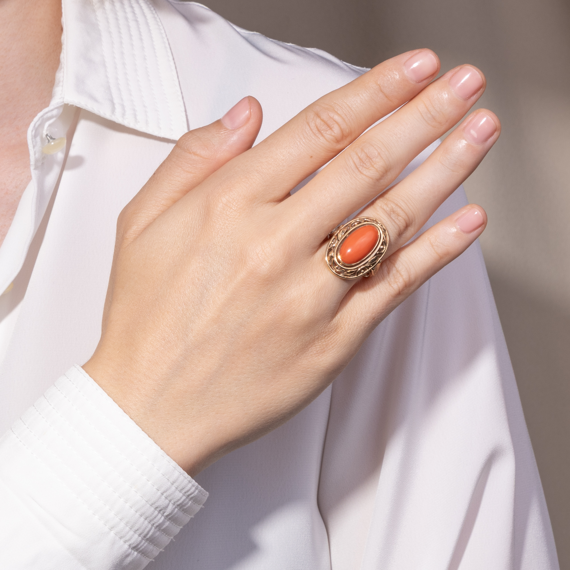 Großer Ring aus Rotgold mit einer Koralle aus dem Mittelmeer, Deutschland um 1930 Großer Ring aus Rotgold mit einer Koralle aus dem Mittelmeer, Deutschland um 1930