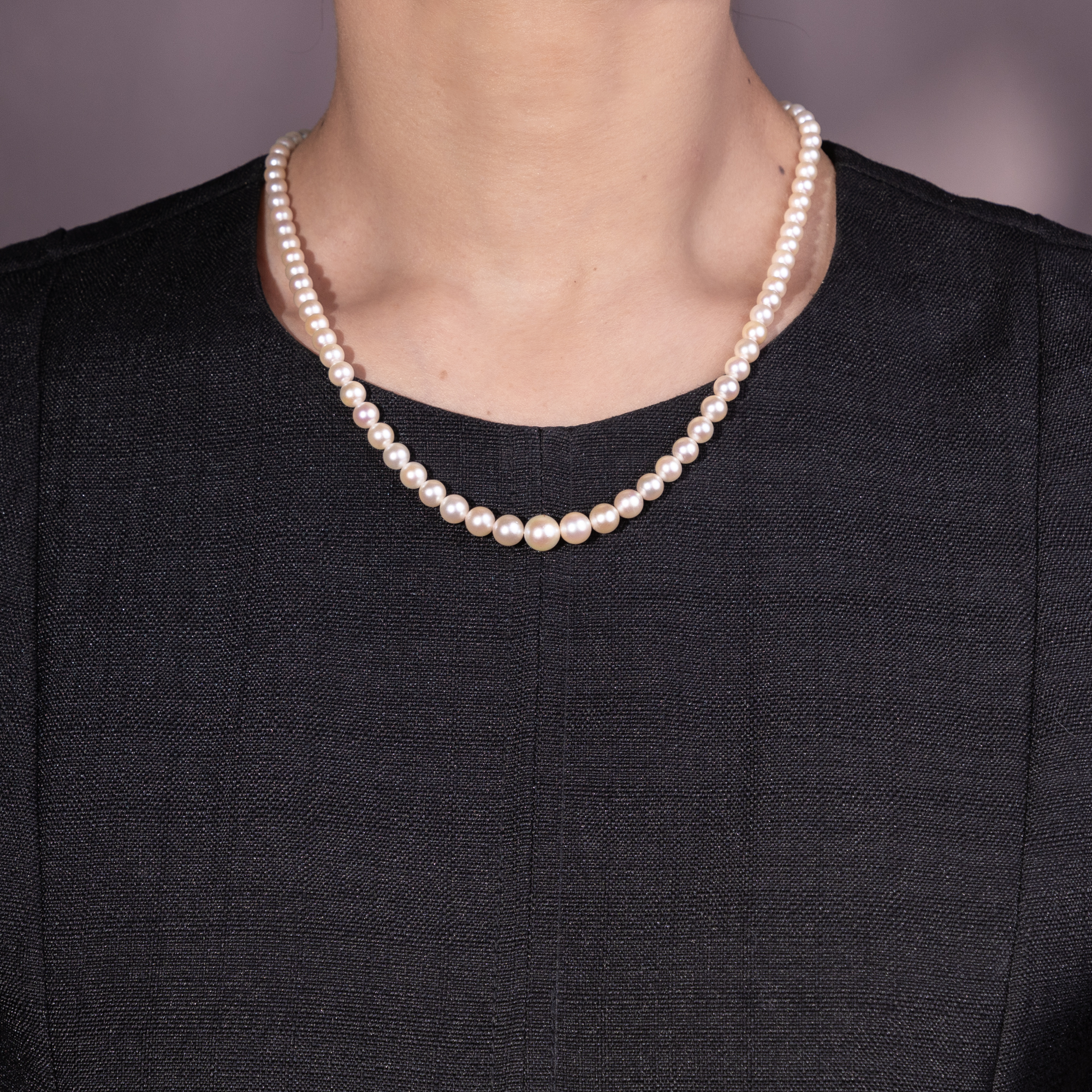 Vintage „Collier Chute“ aus Akoyaperlen mit Weißgoldschließe, um 1960 Vintage „Collier Chute“ aus Akoyaperlen mit Weißgoldschließe, um 1960