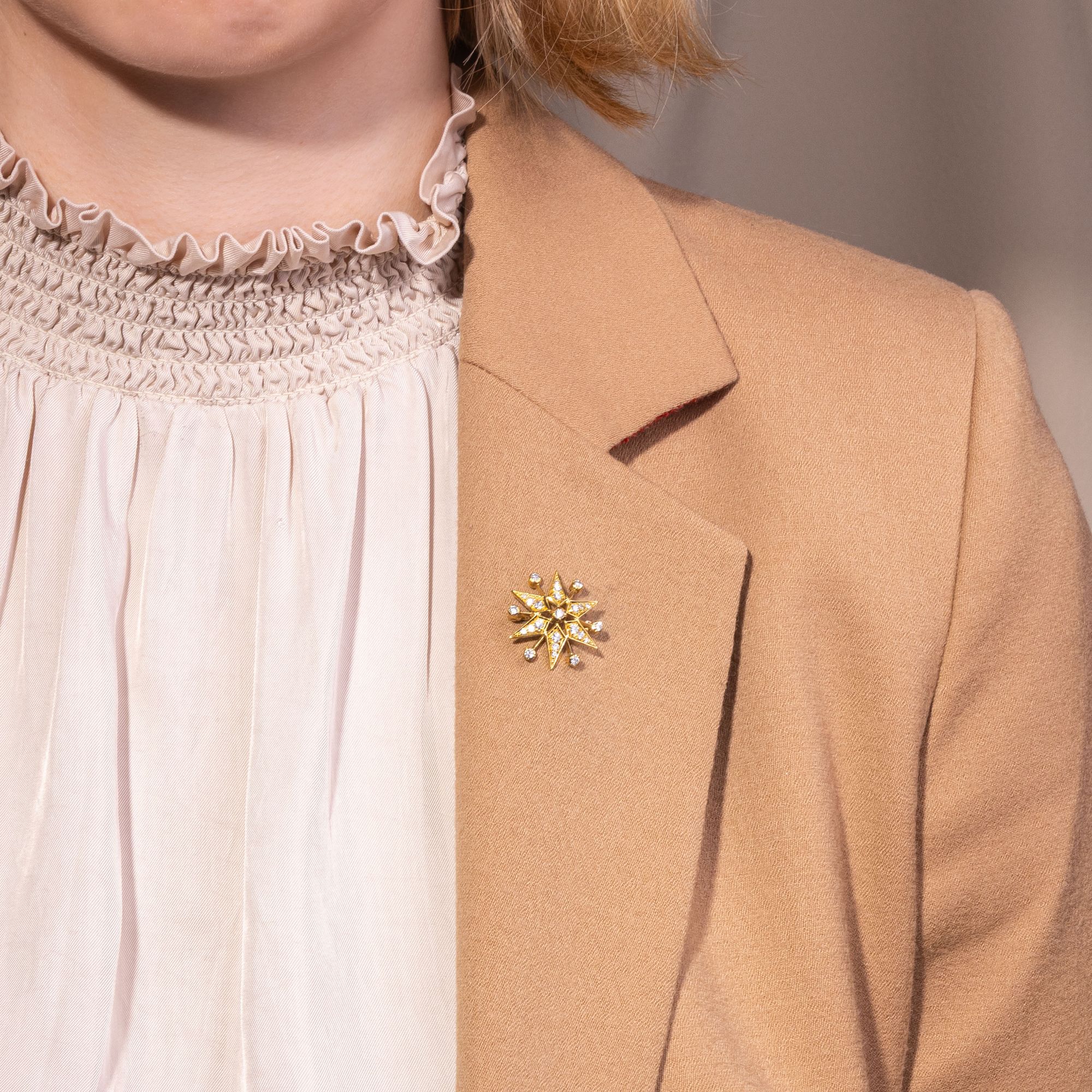 Zarte vintage Brosche in Form eines Sterns mit Diamanten in Gold, um 1990 Zarte vintage Brosche in Form eines Sterns mit Diamanten in Gold, um 1990