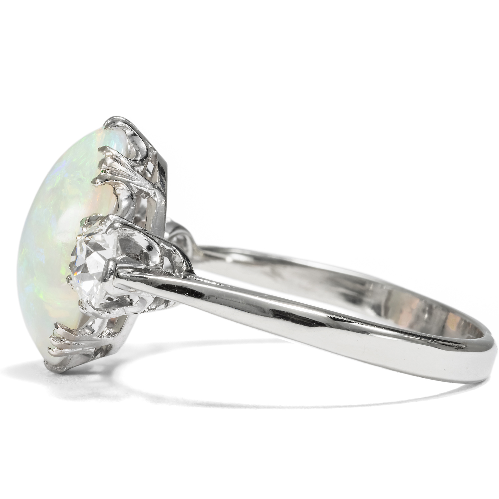 Antiker Opal & Diamant Ring in Weißgold & Platin, England um 1920 Antiker Opal & Diamant Ring in Weißgold & Platin, England um 1920