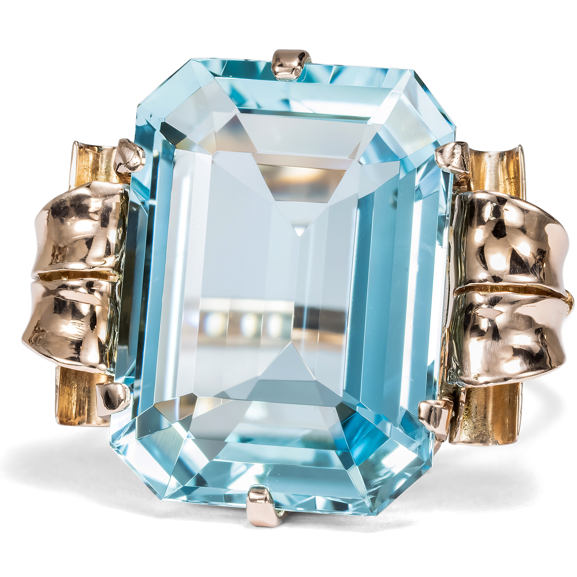 Eindrucksvoller Ring aus Rotgold mit Aquamarin im „Retro Style“, um 1940 Eindrucksvoller Ring aus Rotgold mit Aquamarin im „Retro Style“, um 1940