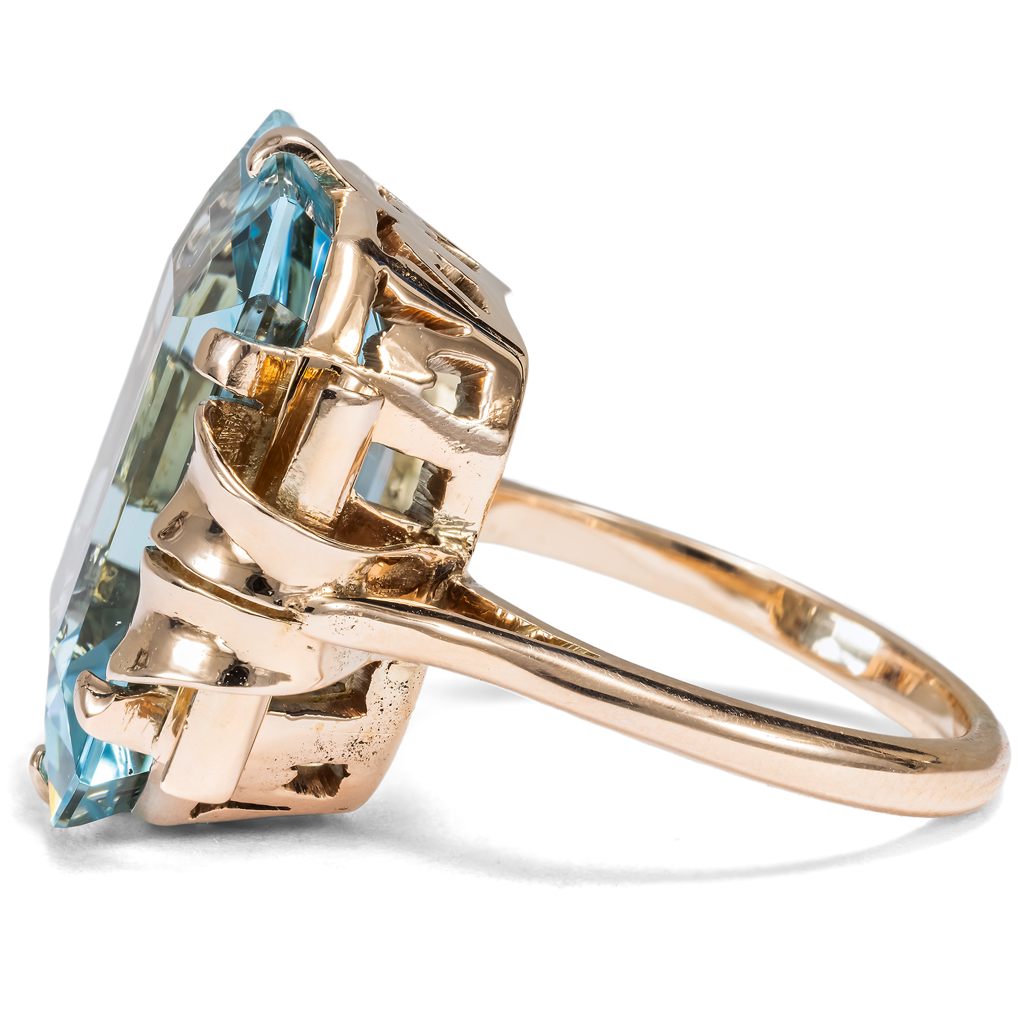 Eindrucksvoller Ring aus Rotgold mit Aquamarin im „Retro Style“, um 1940 Eindrucksvoller Ring aus Rotgold mit Aquamarin im „Retro Style“, um 1940