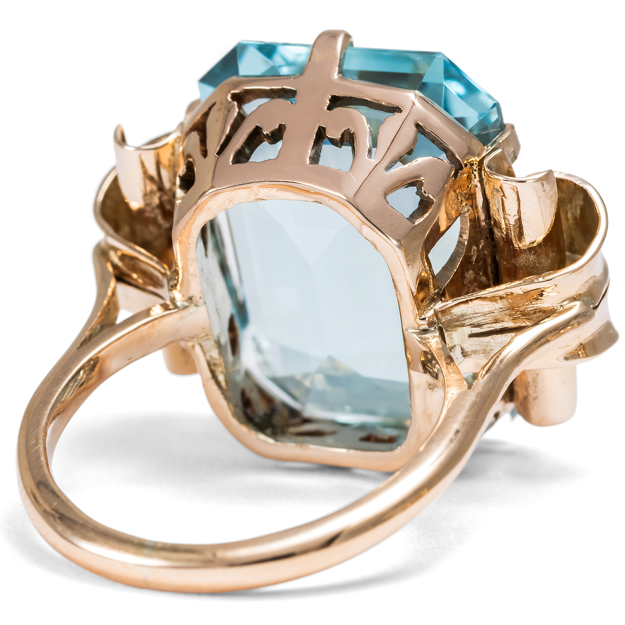 Eindrucksvoller Ring aus Rotgold mit Aquamarin im „Retro Style“, um 1940 Eindrucksvoller Ring aus Rotgold mit Aquamarin im „Retro Style“, um 1940