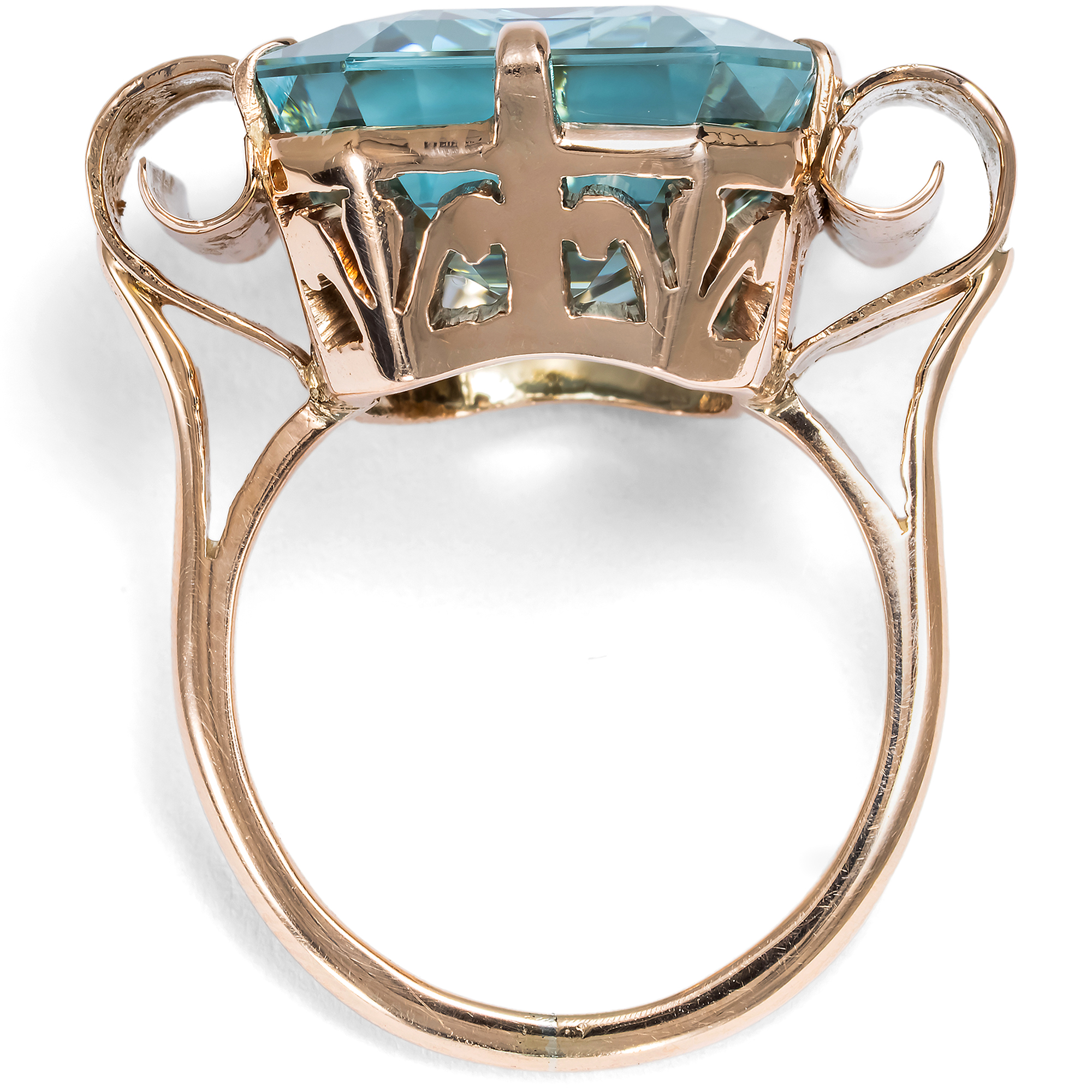 Eindrucksvoller Ring aus Rotgold mit Aquamarin im „Retro Style“, um 1940 Eindrucksvoller Ring aus Rotgold mit Aquamarin im „Retro Style“, um 1940