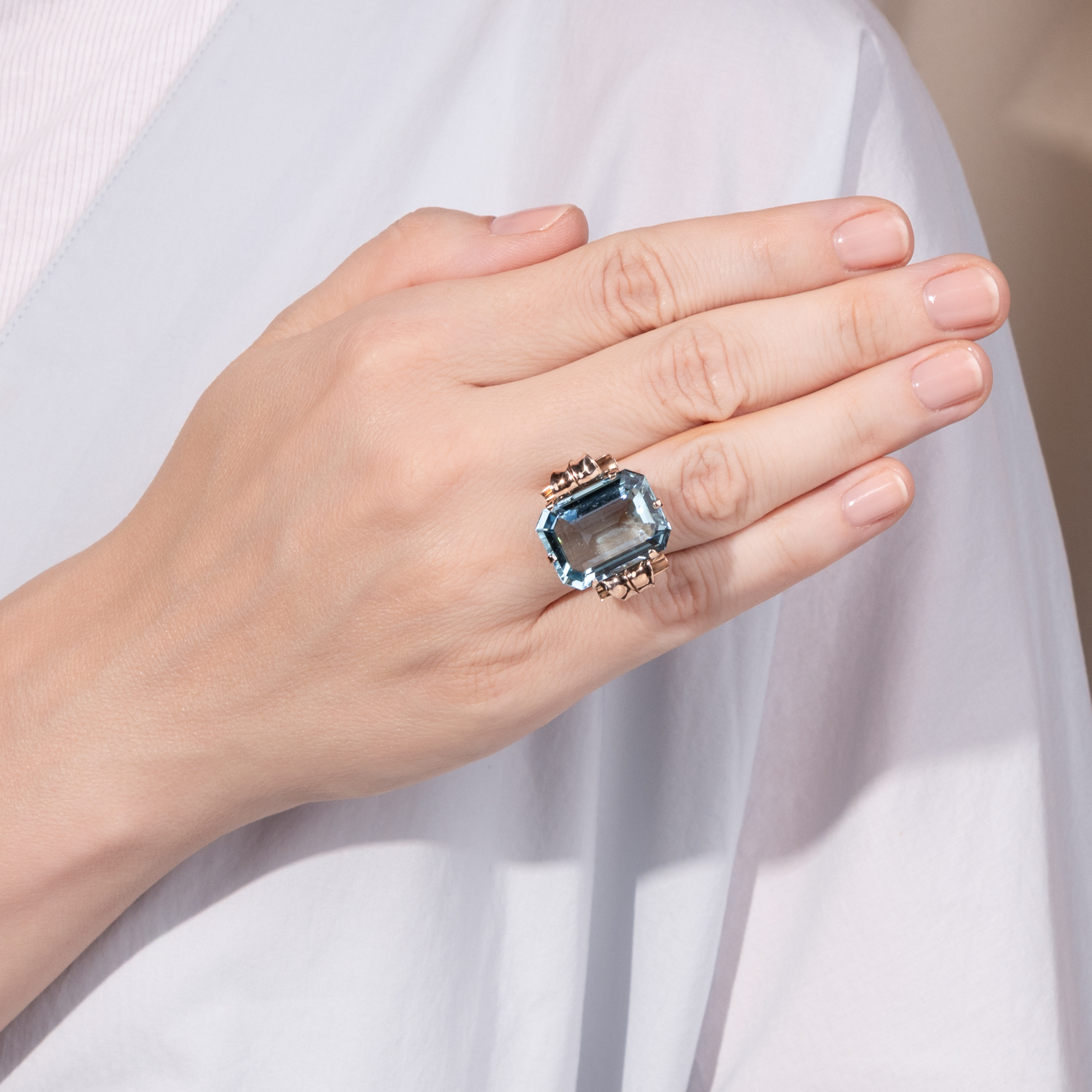 Eindrucksvoller Ring aus Rotgold mit Aquamarin im „Retro Style“, um 1940 Eindrucksvoller Ring aus Rotgold mit Aquamarin im „Retro Style“, um 1940