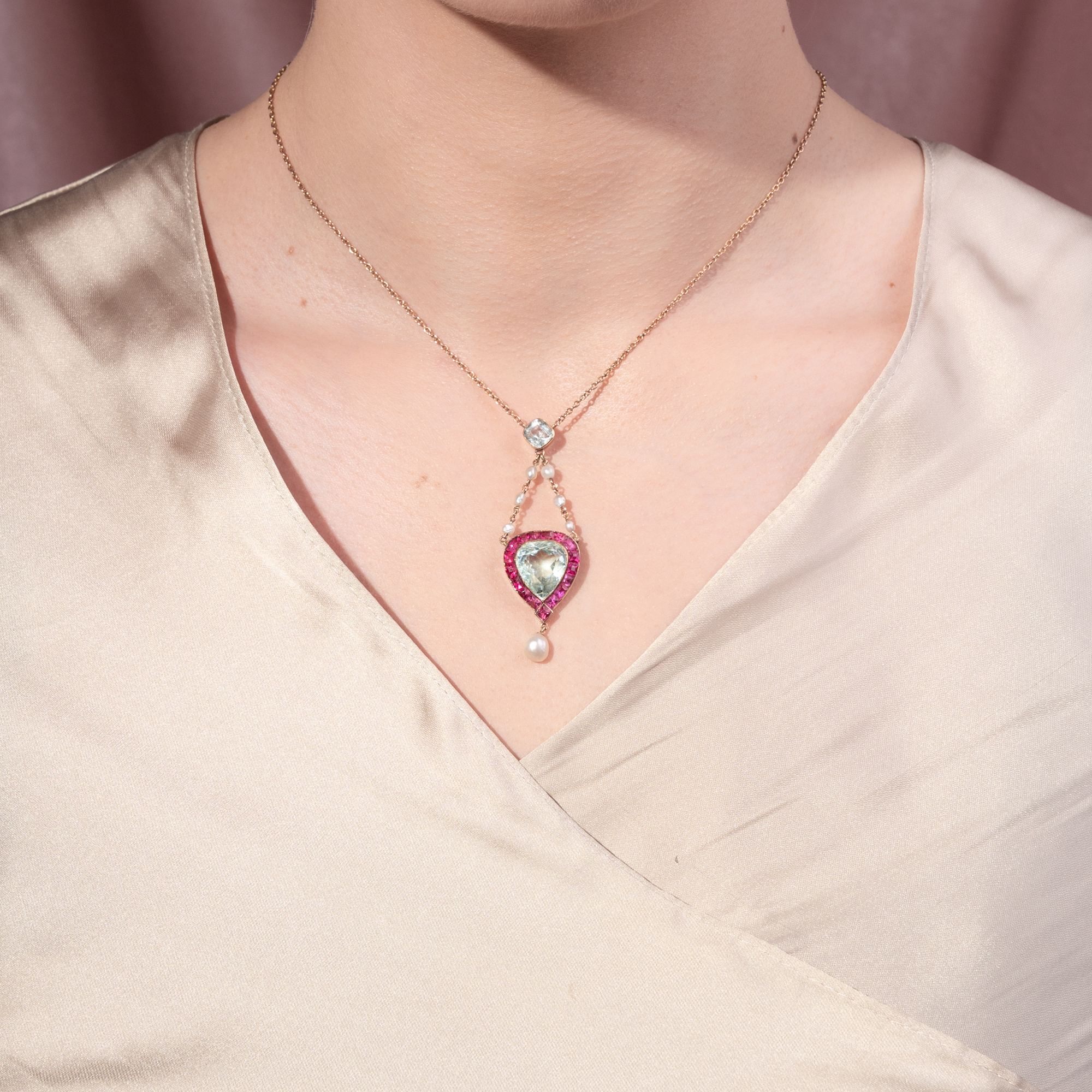 Antikes Collier aus Gold mit Aquamarinen, Naturperlen und Spinellen, um 1900 Antikes Collier aus Gold mit Aquamarinen, Naturperlen und Spinellen, um 1900