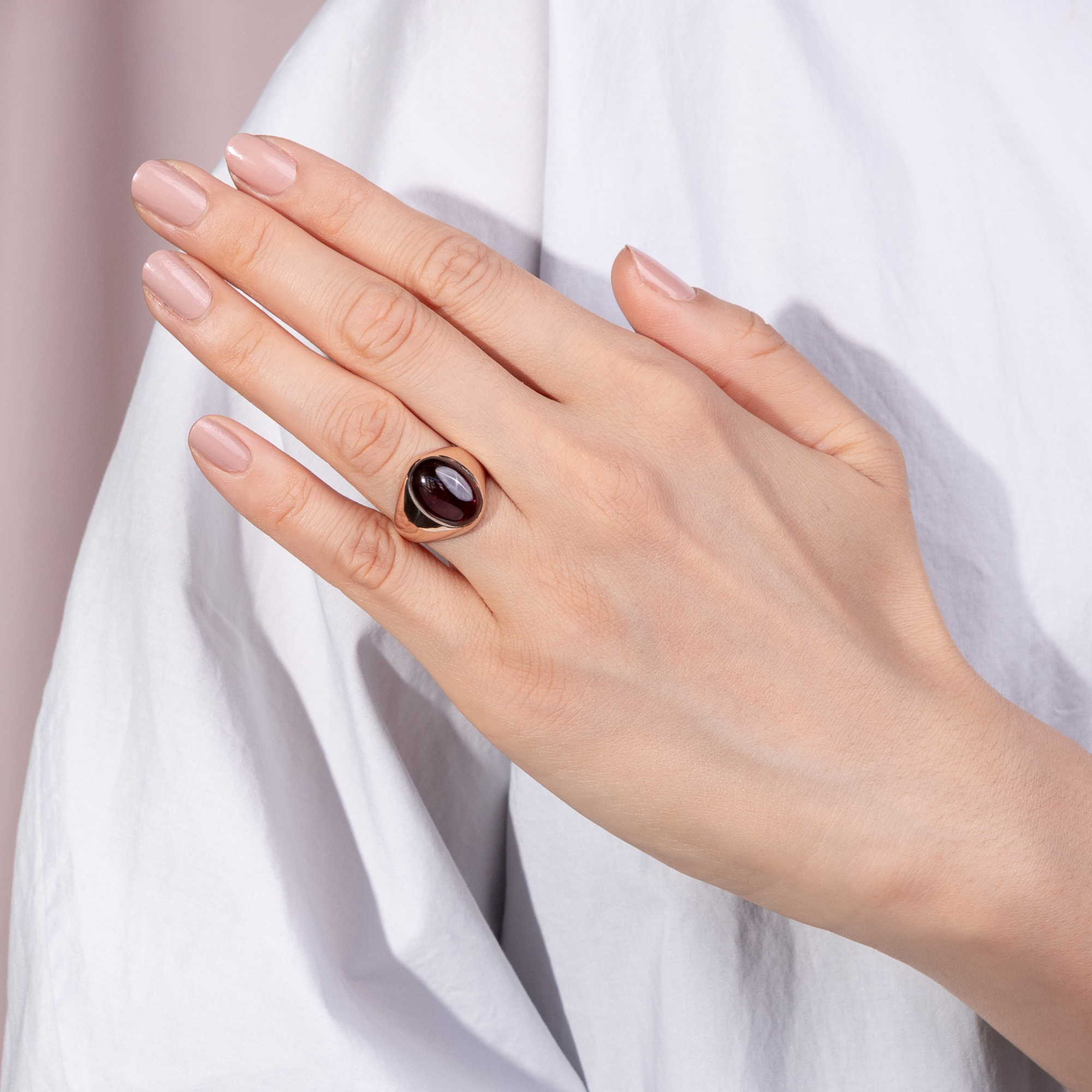 Antiker Ring mit rotem Granat in Gold, wohl USA, um 1890 Antiker Ring mit rotem Granat in Gold, wohl USA, um 1890