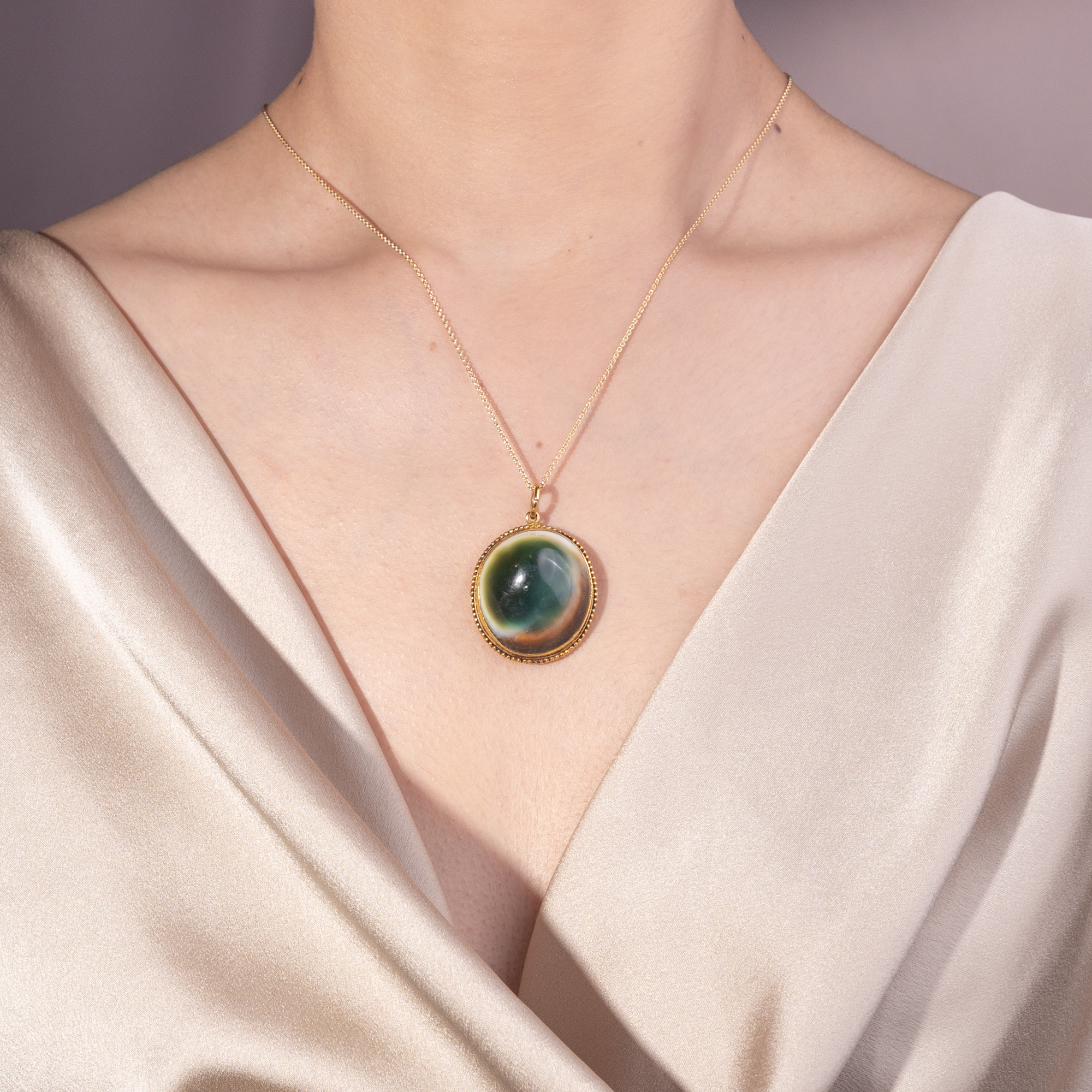 Viktorianisches Medaillon mit „Operculum“ in Gold, um 1880 Viktorianisches Medaillon mit „Operculum“ in Gold, um 1880