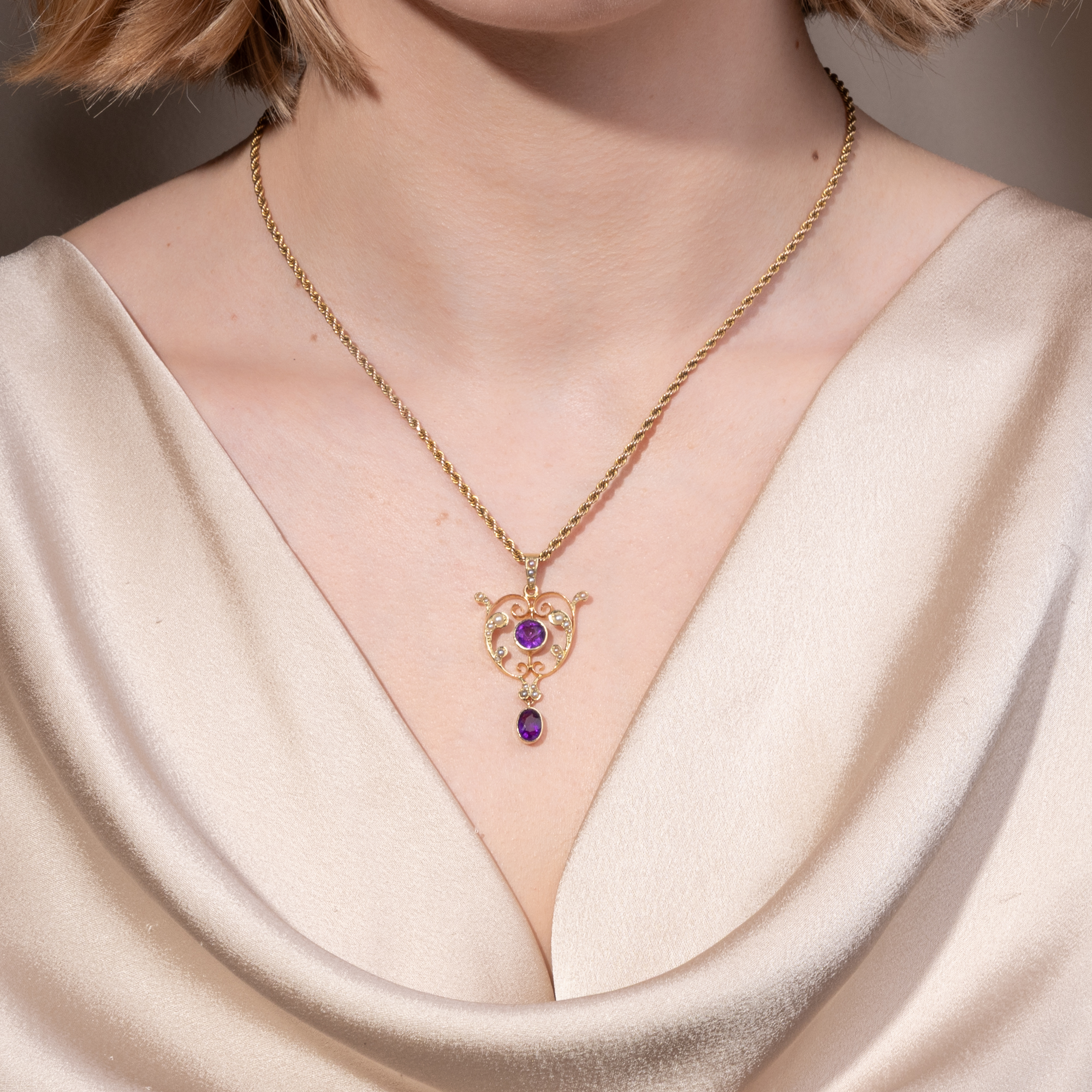Antiker Anhänger mit Amethysten & Perlen in Gold, Großbritannien um 1910 Antiker Anhänger mit Amethysten & Perlen in Gold, Großbritannien um 1910