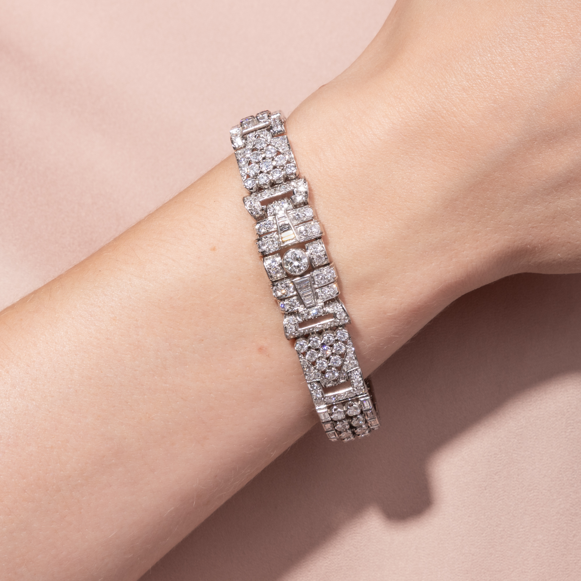 Prachtvolles Armband im „Retro Style“ mit Diamanten in Platin aus Paris, um 1950 Prachtvolles Armband im „Retro Style“ mit Diamanten in Platin aus Paris, um 1950