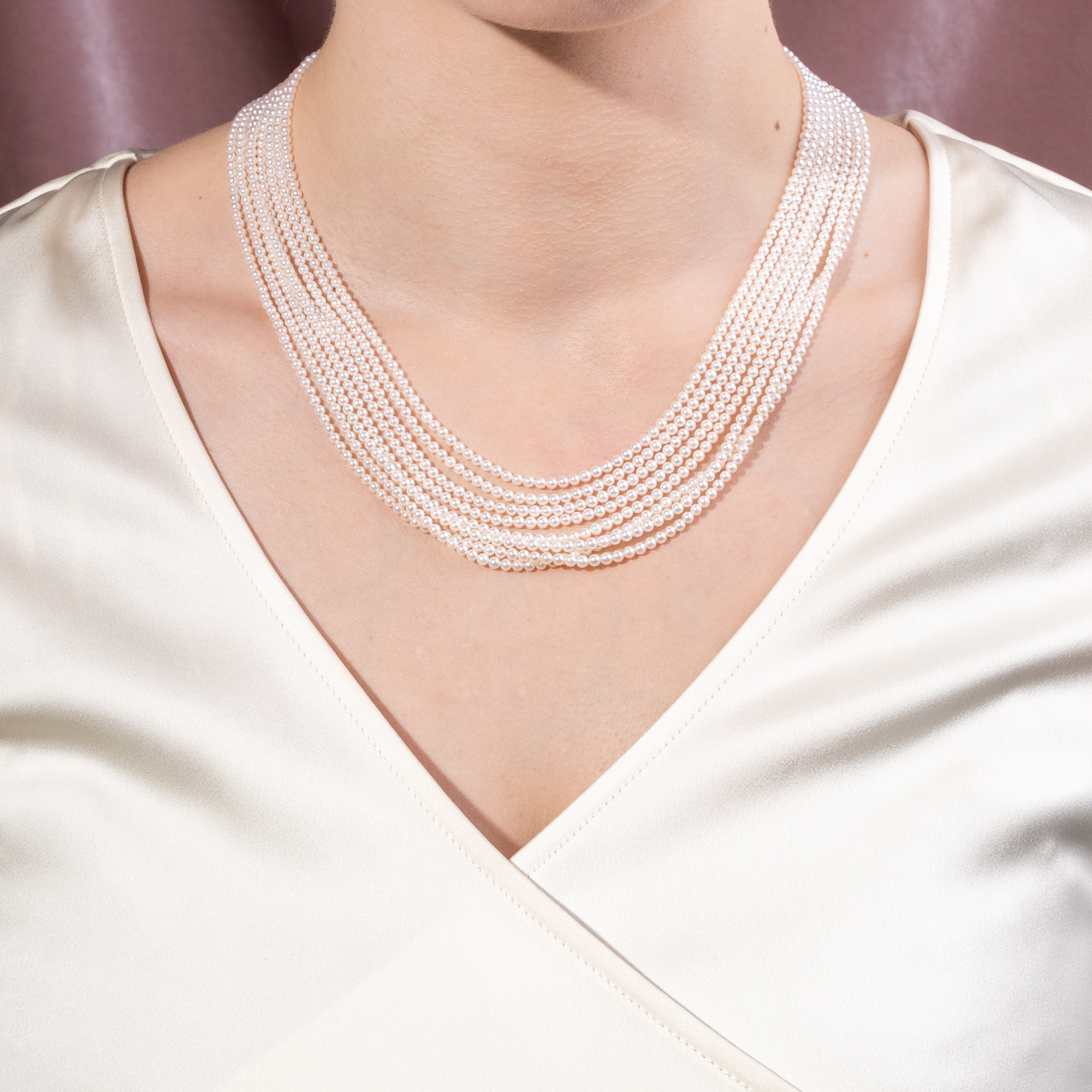 Achtreihiges Collier aus kleinen Akoyaperlen mit Diamantschließe, um 2000 Achtreihiges Collier aus kleinen Akoyaperlen mit Diamantschließe, um 2000
