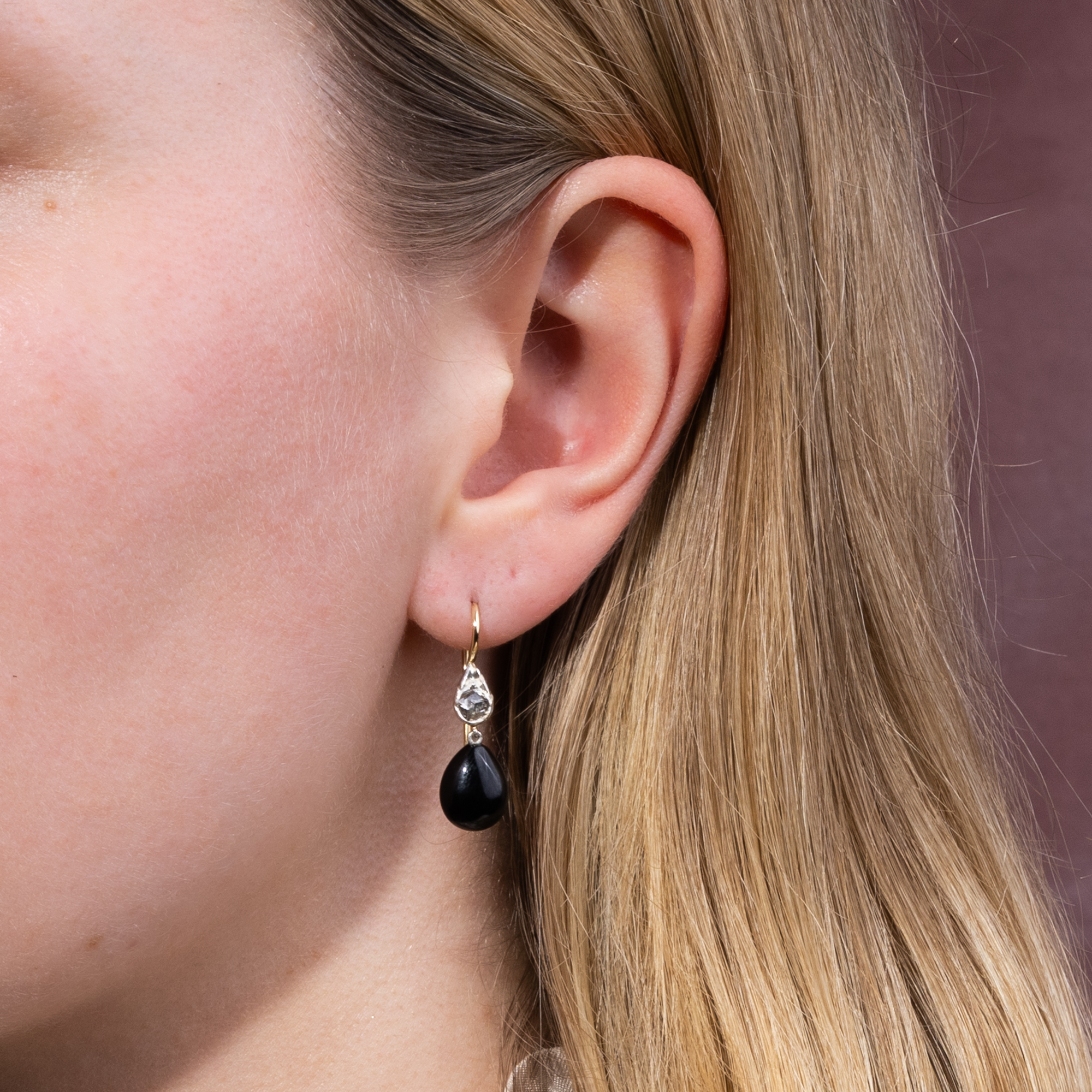 Zarte Ohrringe mit Onyx & antiken Diamantrosen in Silber & Gold, aus unserer Werkstatt Zarte Ohrringe mit Onyx & antiken Diamantrosen in Silber & Gold, aus unserer Werkstatt