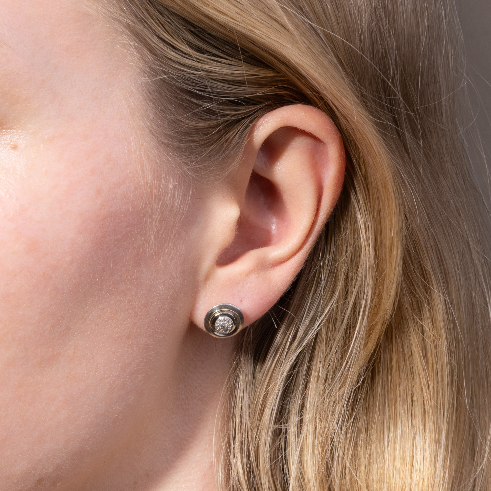 Schlichte Ohrstecker mit Diamanten in Platin & Gold, um 1930 & später Schlichte Ohrstecker mit Diamanten in Platin & Gold, um 1930 & später