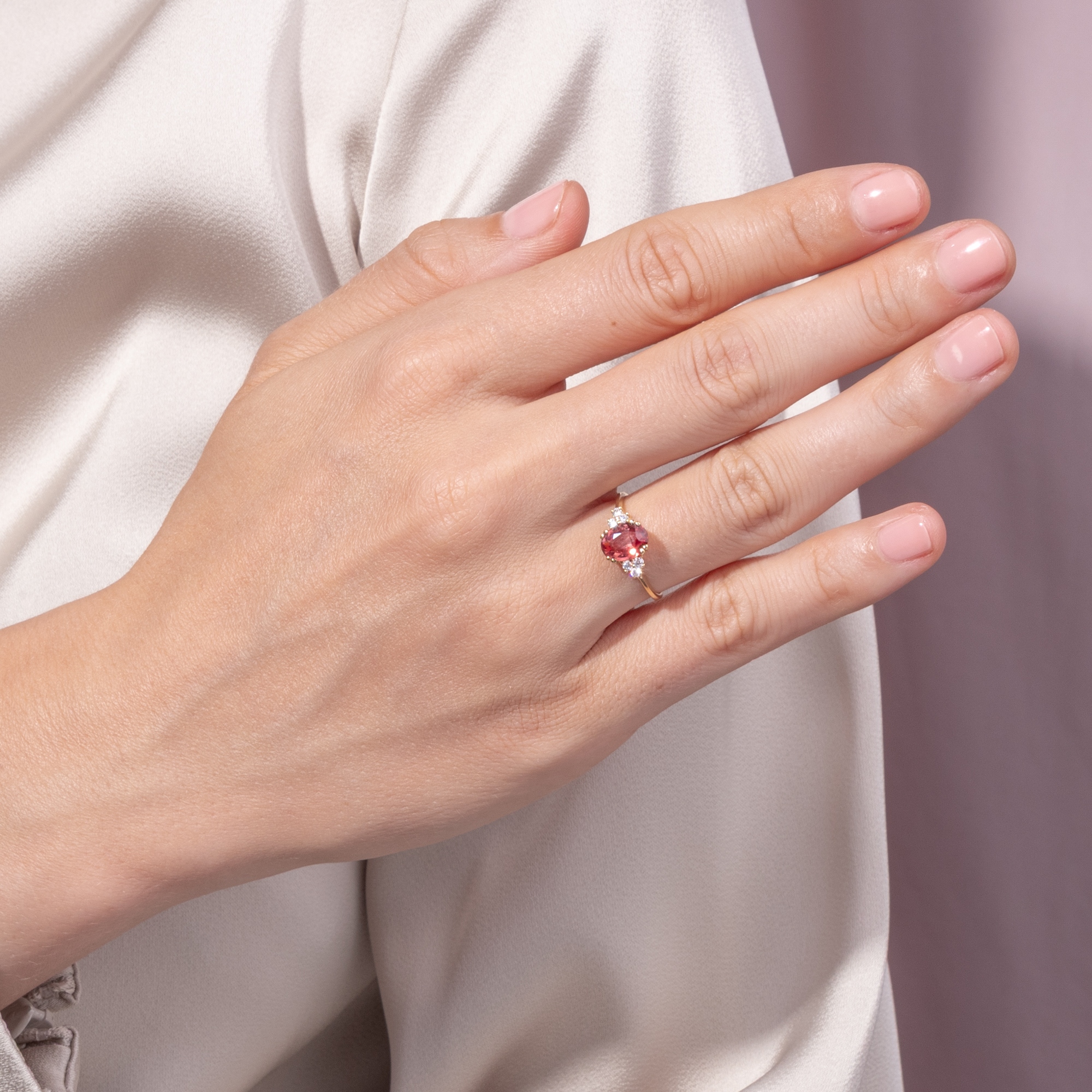 Zarter Ring mit ungewöhnlichem Saphir und Diamanten in Gold, aus unserer Werkstatt Zarter Ring mit ungewöhnlichem Saphir und Diamanten in Gold, aus unserer Werkstatt