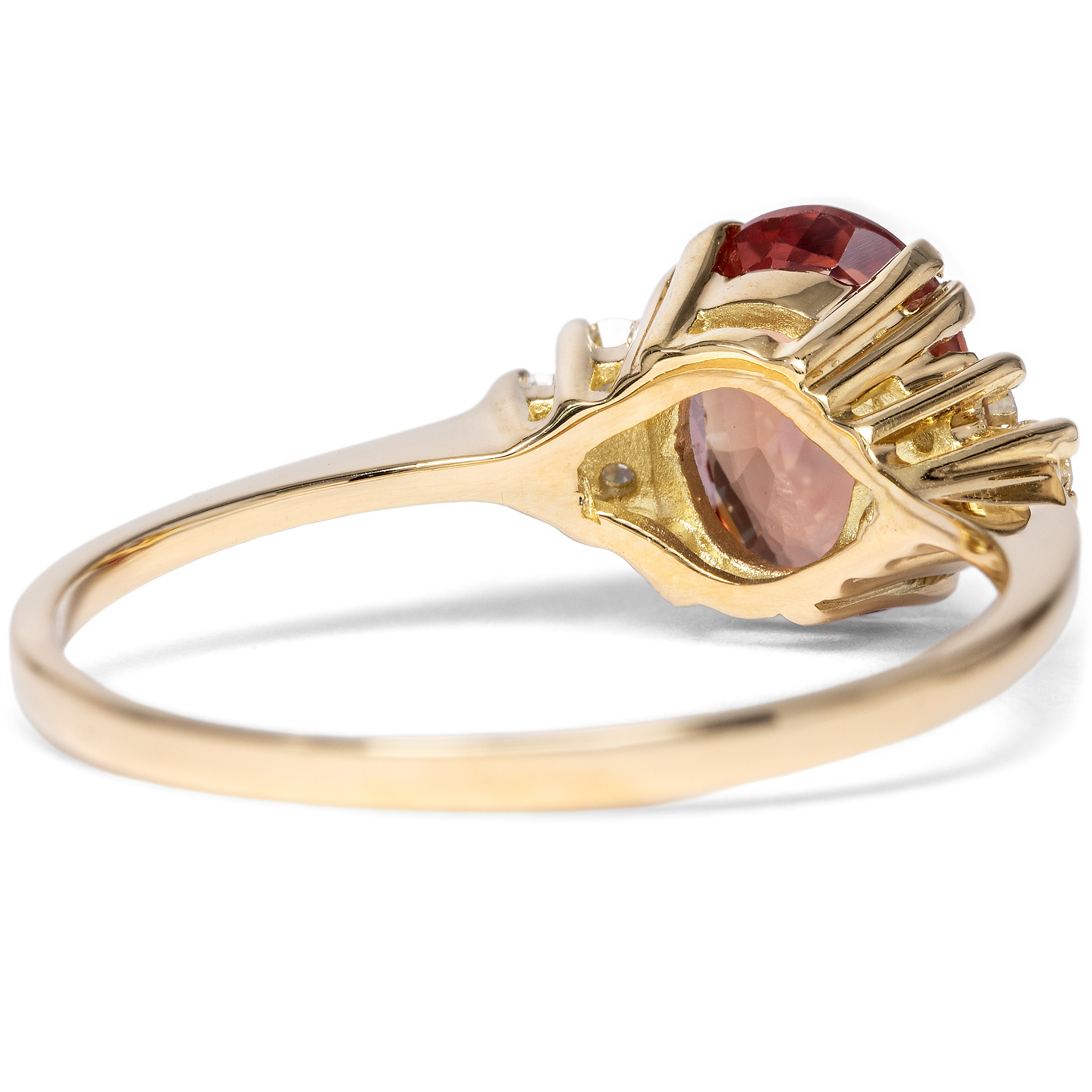 Zarter Ring mit ungewöhnlichem Saphir und Diamanten in Gold, aus unserer Werkstatt Zarter Ring mit ungewöhnlichem Saphir und Diamanten in Gold, aus unserer Werkstatt