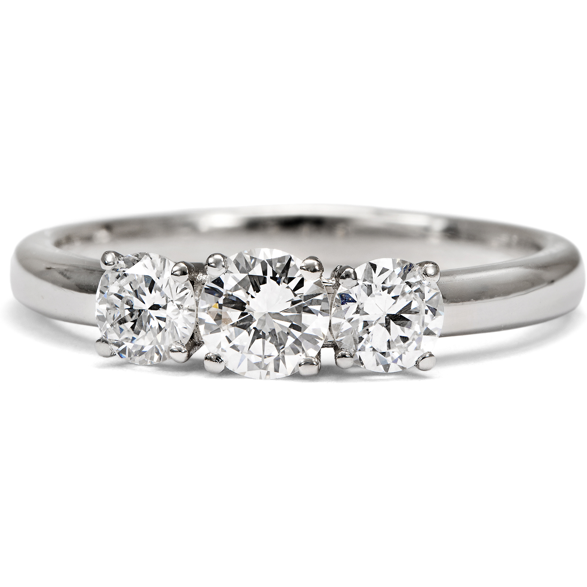 Funkelnder „Trilogie“-Ring mit vintage Brillanten in Platin, aus unserer Werkstatt Funkelnder „Trilogie“-Ring mit vintage Brillanten in Platin, aus unserer Werkstatt