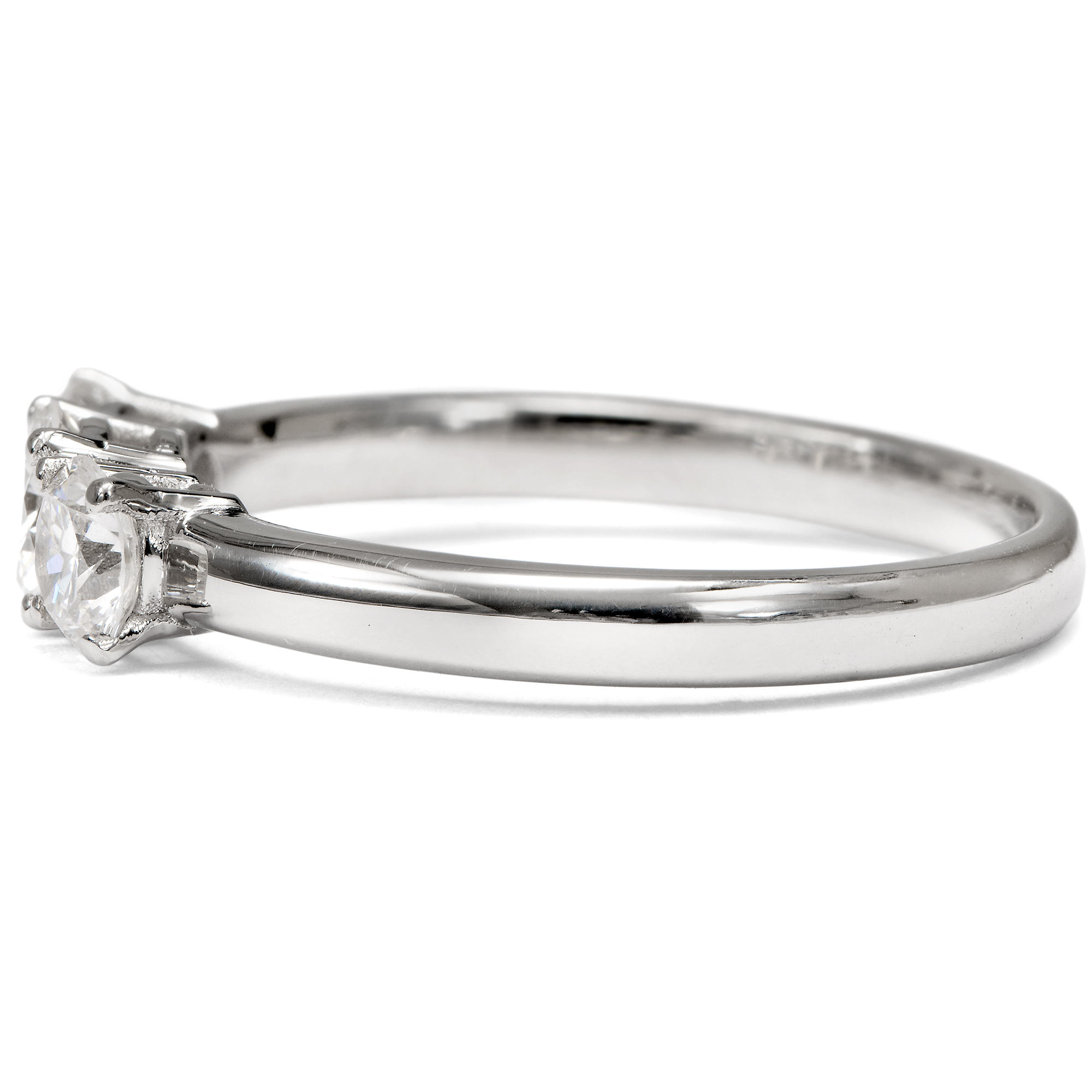 Funkelnder „Trilogie“-Ring mit vintage Brillanten in Platin, aus unserer Werkstatt Funkelnder „Trilogie“-Ring mit vintage Brillanten in Platin, aus unserer Werkstatt