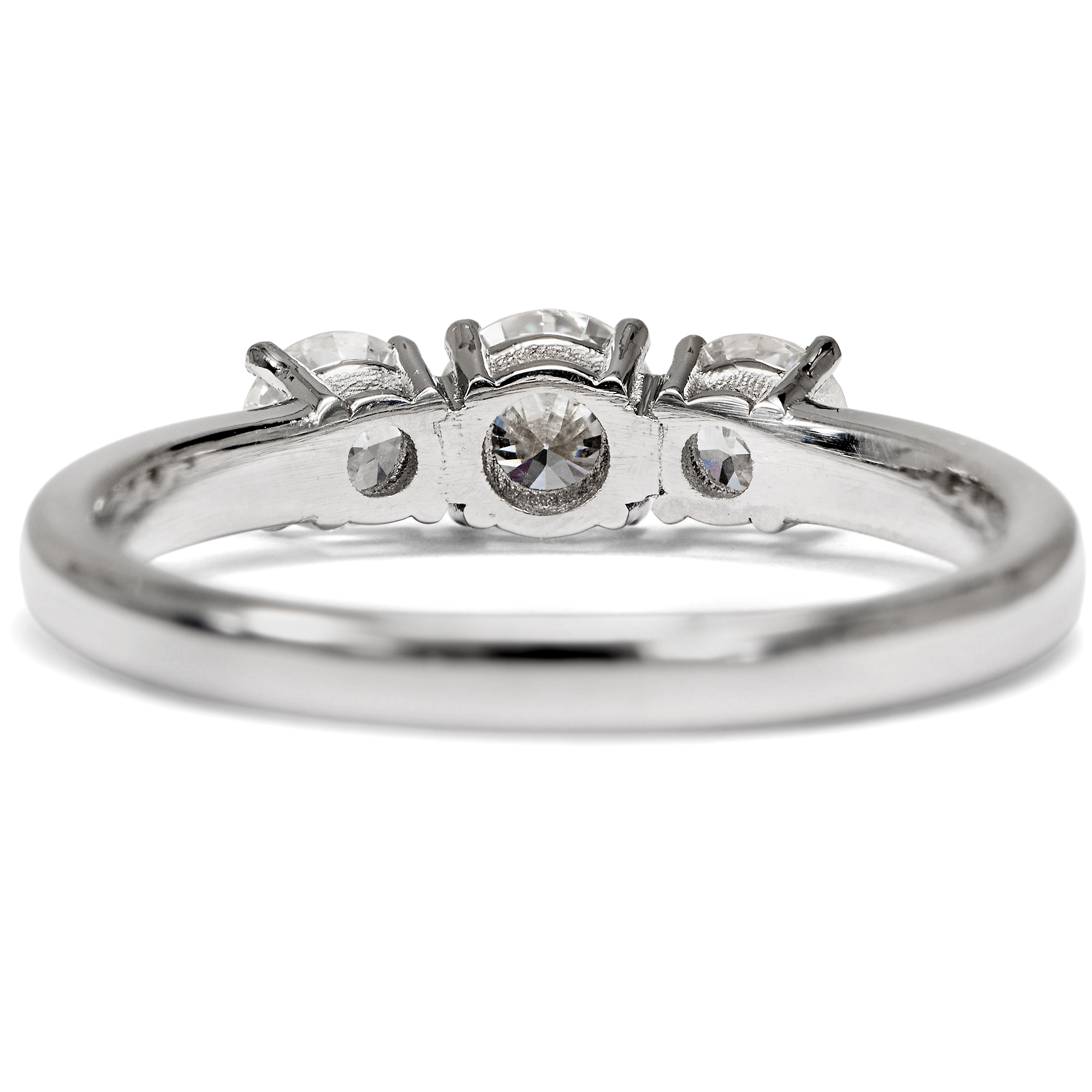 Funkelnder „Trilogie“-Ring mit vintage Brillanten in Platin, aus unserer Werkstatt Funkelnder „Trilogie“-Ring mit vintage Brillanten in Platin, aus unserer Werkstatt