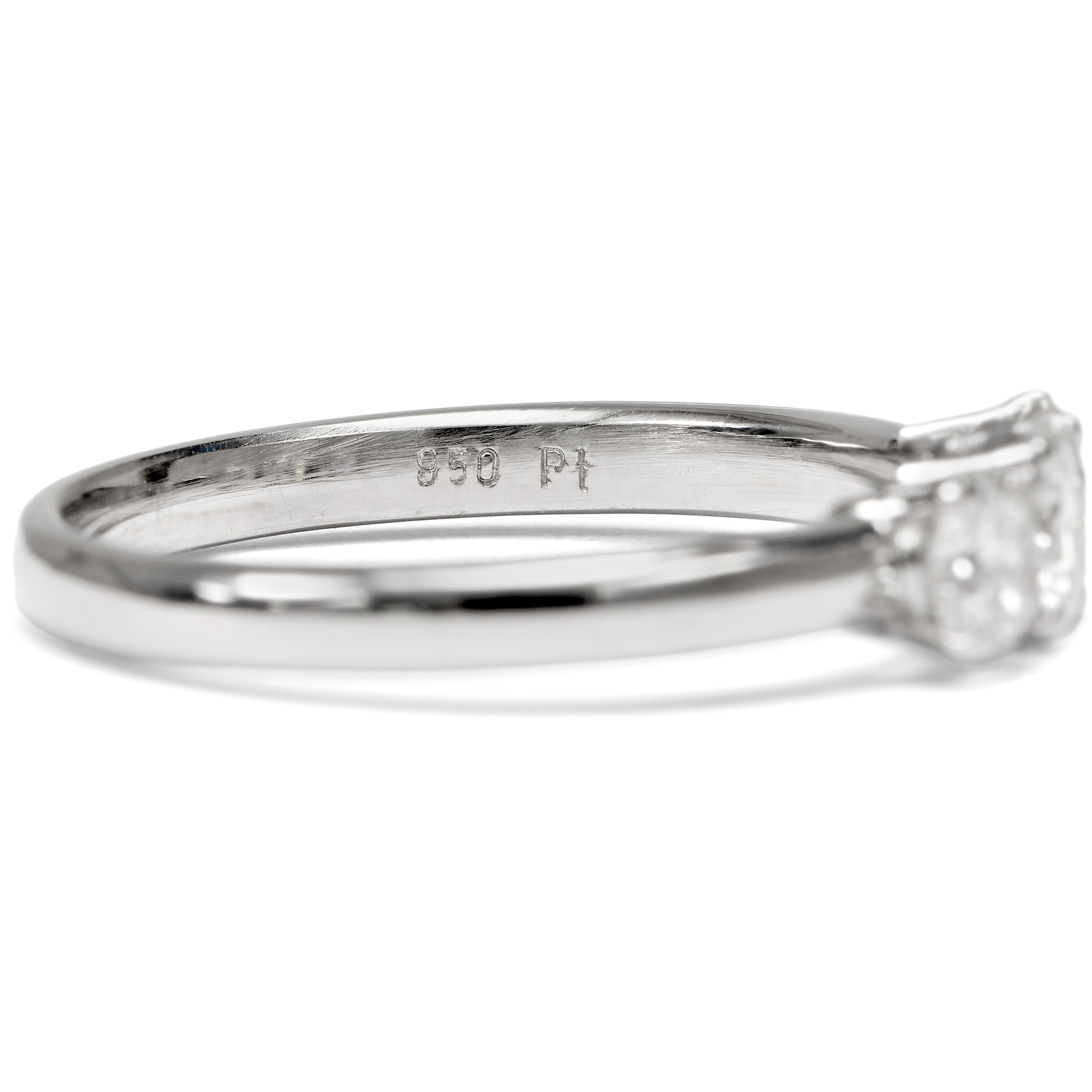 Funkelnder „Trilogie“-Ring mit vintage Brillanten in Platin, aus unserer Werkstatt Funkelnder „Trilogie“-Ring mit vintage Brillanten in Platin, aus unserer Werkstatt
