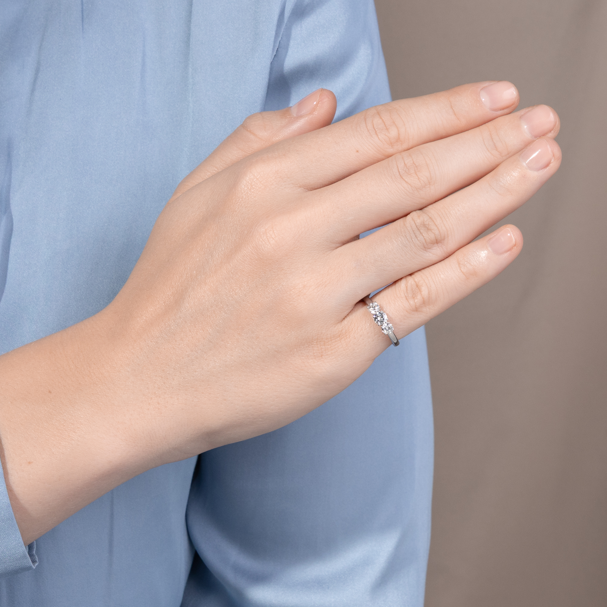 Funkelnder „Trilogie“-Ring mit vintage Brillanten in Platin, aus unserer Werkstatt Funkelnder „Trilogie“-Ring mit vintage Brillanten in Platin, aus unserer Werkstatt