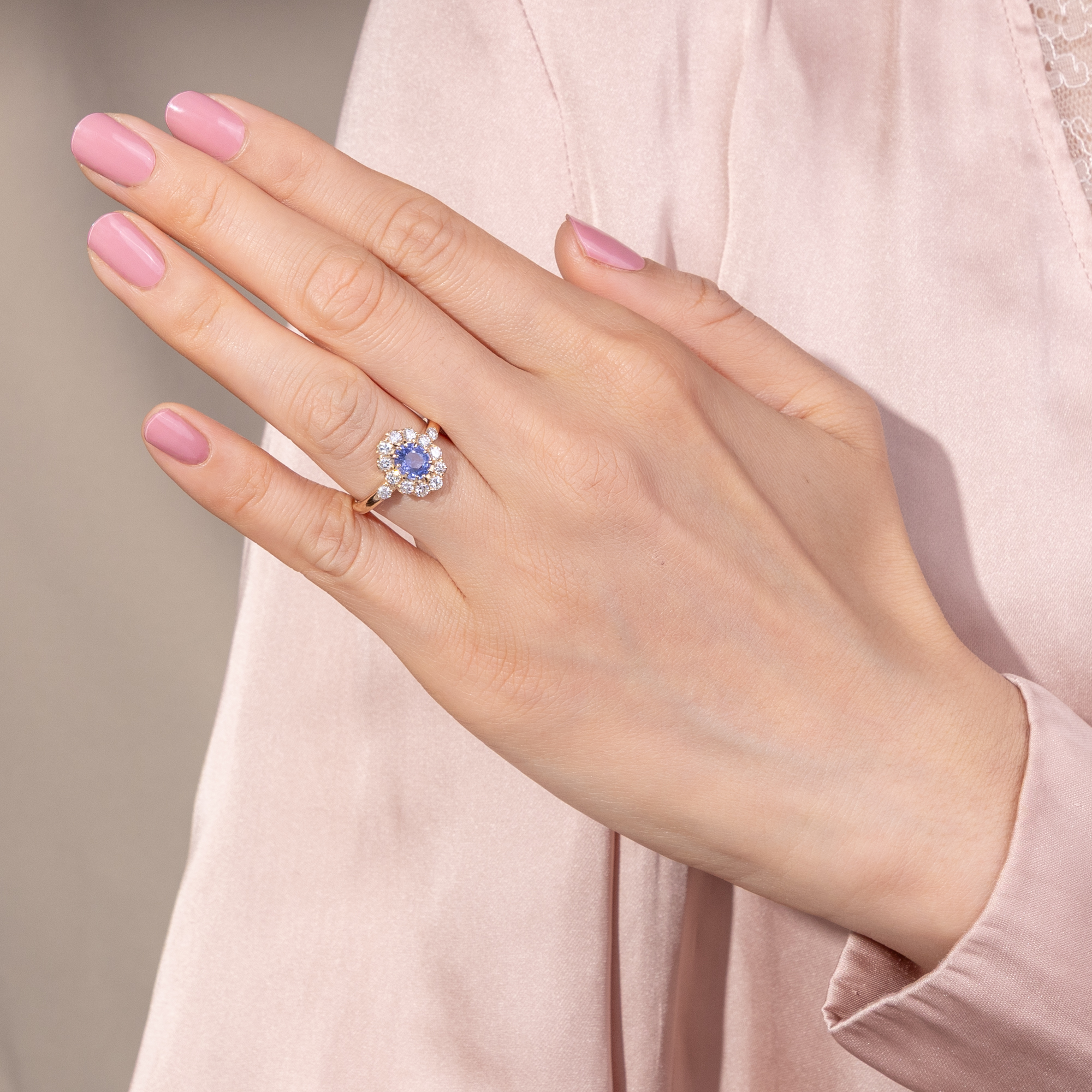 Eleganter Ring mit Ceylon-Saphir & Brillanten in Roségold, aus unserer Werkstatt Eleganter Ring mit Ceylon-Saphir & Brillanten in Roségold, aus unserer Werkstatt
