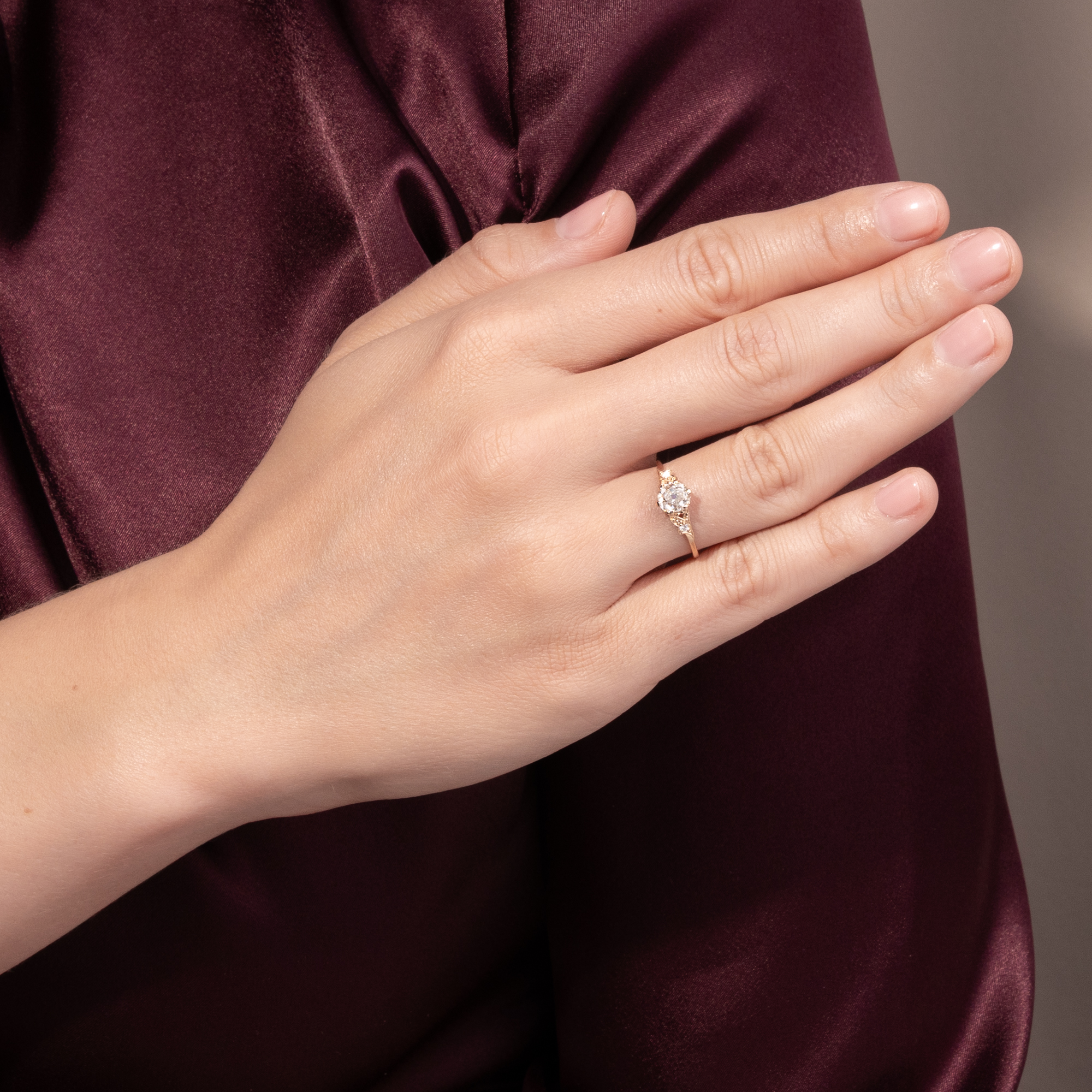 Zarter Ring mit 0,93 ct „Old Mine Cut“-Diamant in Roségold, aus unserer Werkstatt Zarter Ring mit 0,93 ct „Old Mine Cut“-Diamant in Roségold, aus unserer Werkstatt