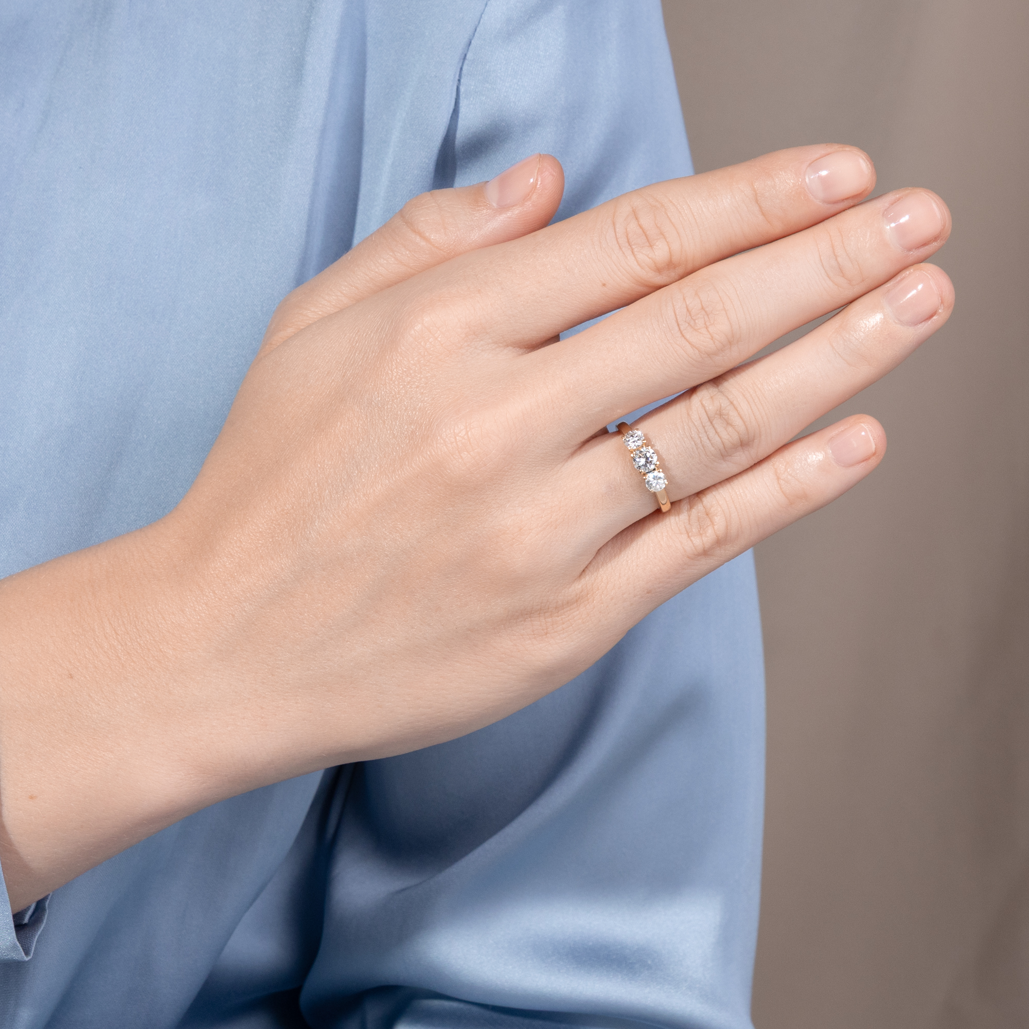 Funkelnder „Trilogie“-Ring mit 0,81 ct vintage Brillanten in Gelbgold, aus unserer Werkstatt Funkelnder „Trilogie“-Ring mit 0,81 ct vintage Brillanten in Gelbgold, aus unserer Werkstatt