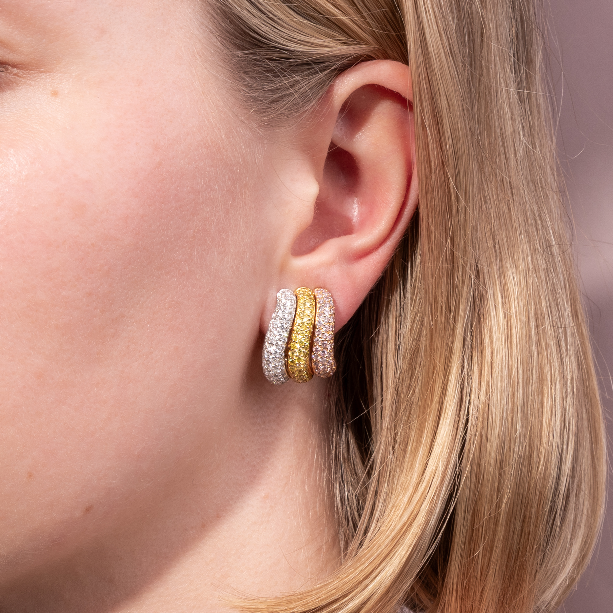 Glamouröse Ohrclips mit Fancy Colour Diamanten in Gold von Adler, Genf um 2000 Glamouröse Ohrclips mit Fancy Colour Diamanten in Gold von Adler, Genf um 2000