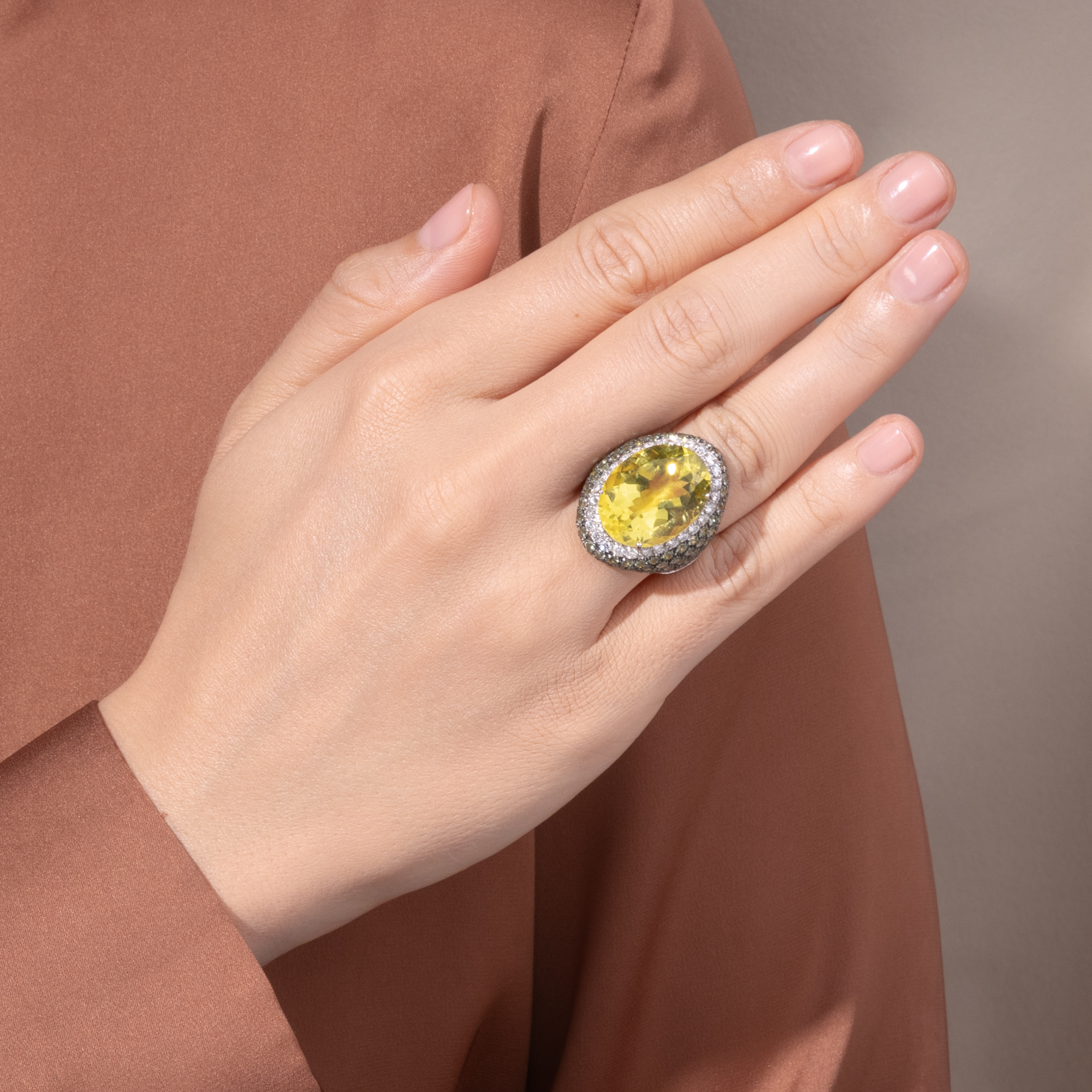 Moderner Ring mit Lemonquarz, Saphiren & Diamanten in Weißgold, Italien um 2010 Moderner Ring mit Lemonquarz, Saphiren & Diamanten in Weißgold, Italien um 2010