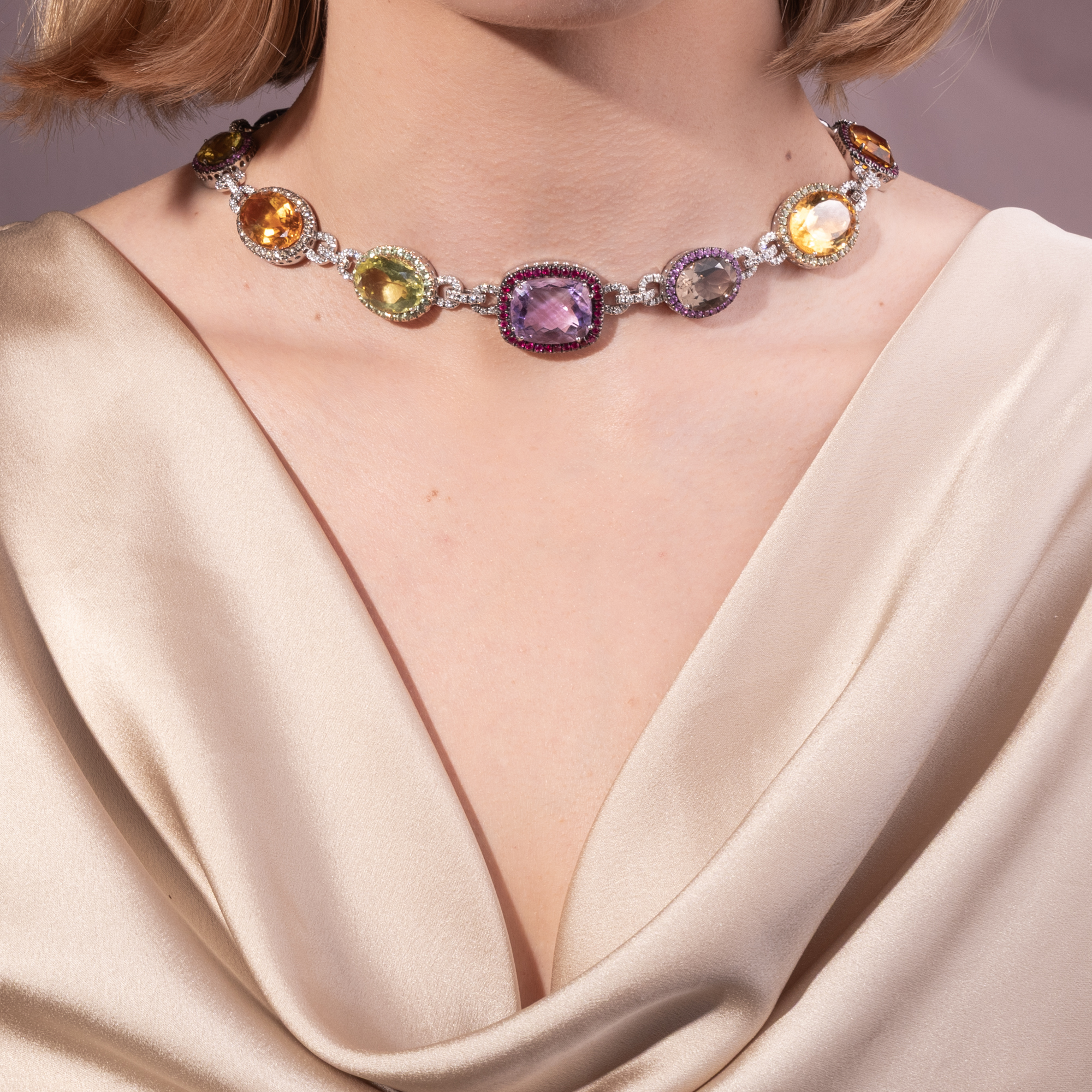 Modernes Collier mit Diamanten & Farbedelsteinen in Weißgold, Italien um 2010 Modernes Collier mit Diamanten & Farbedelsteinen in Weißgold, Italien um 2010