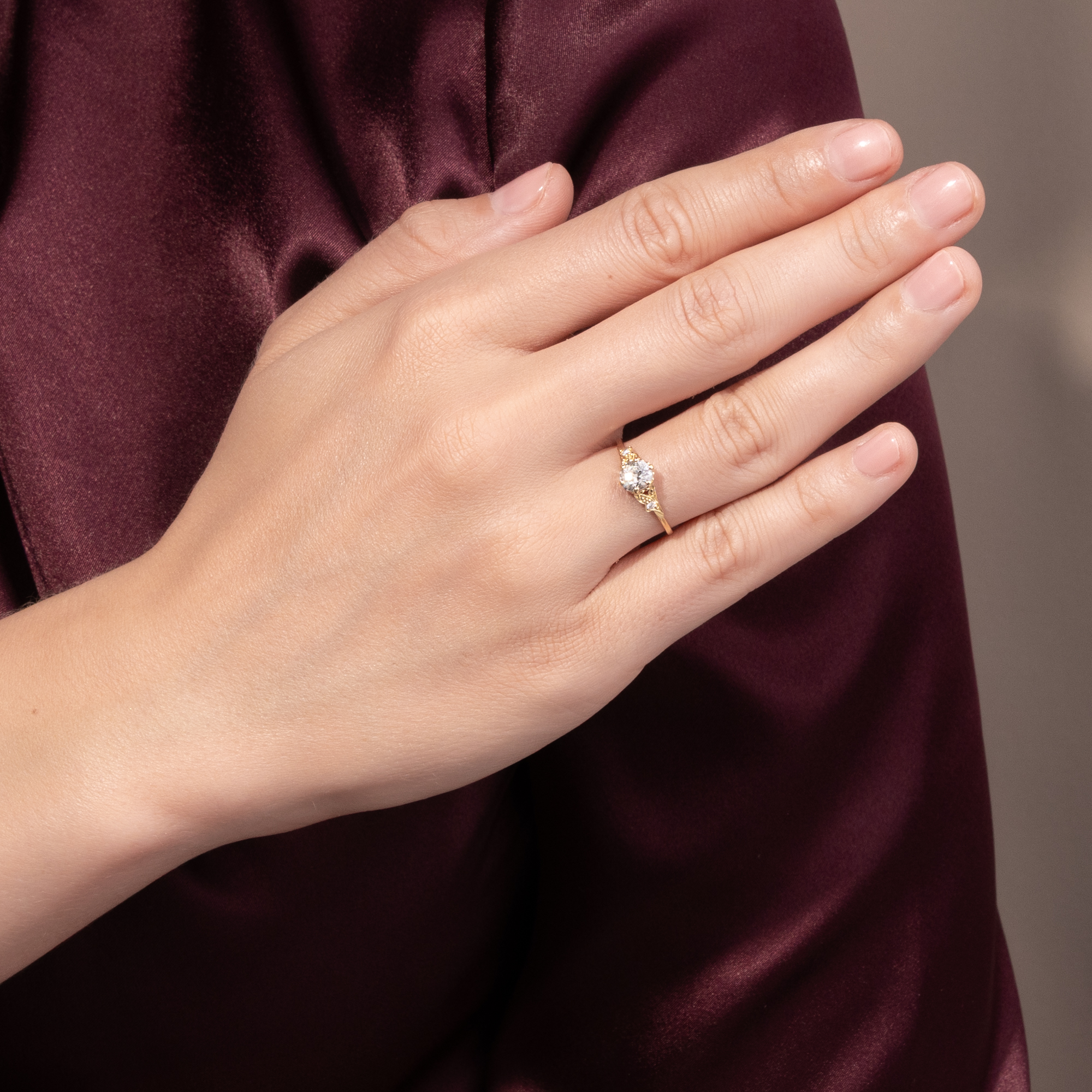 Zarter Ring mit 0,78 ct „Old European Cut“ in Gelbgold, aus unserer Werkstatt Zarter Ring mit 0,78 ct „Old European Cut“ in Gelbgold, aus unserer Werkstatt