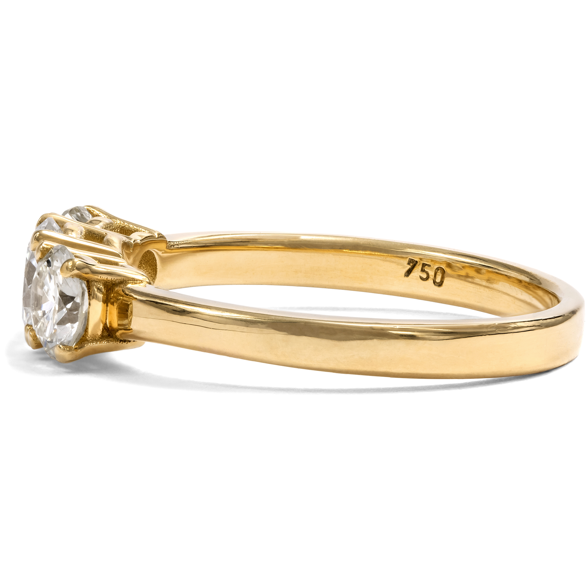 Warm funkelnder „Trilogie“-Ring mit vintage Brillanten in Gelbgold, aus unserer Werkstatt Warm funkelnder „Trilogie“-Ring mit vintage Brillanten in Gelbgold, aus unserer Werkstatt