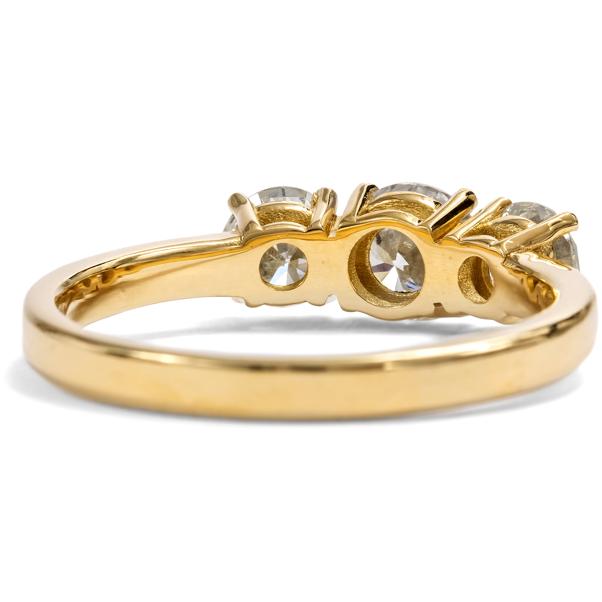 Warm funkelnder „Trilogie“-Ring mit vintage Brillanten in Gelbgold, aus unserer Werkstatt Warm funkelnder „Trilogie“-Ring mit vintage Brillanten in Gelbgold, aus unserer Werkstatt