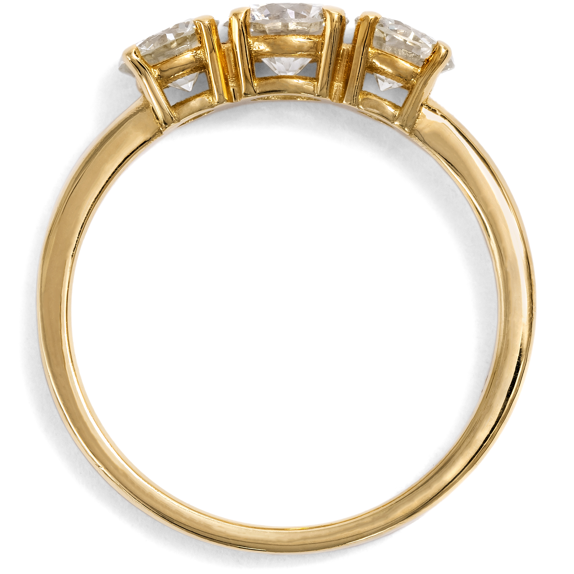 Warm funkelnder „Trilogie“-Ring mit vintage Brillanten in Gelbgold, aus unserer Werkstatt Warm funkelnder „Trilogie“-Ring mit vintage Brillanten in Gelbgold, aus unserer Werkstatt